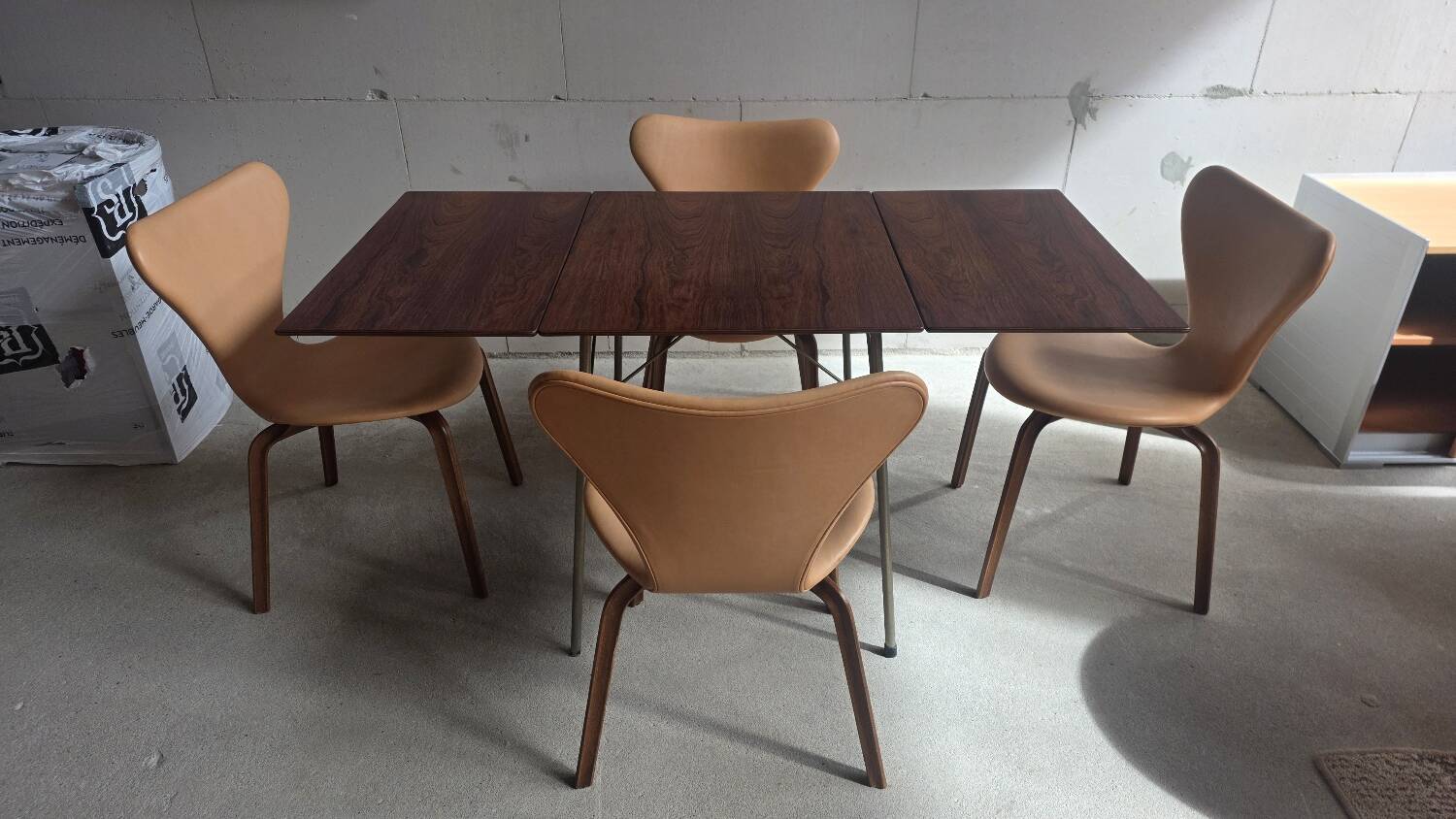 Arne Jacobsen Rosewood Drop leave Table with chairs Fritz Hansen