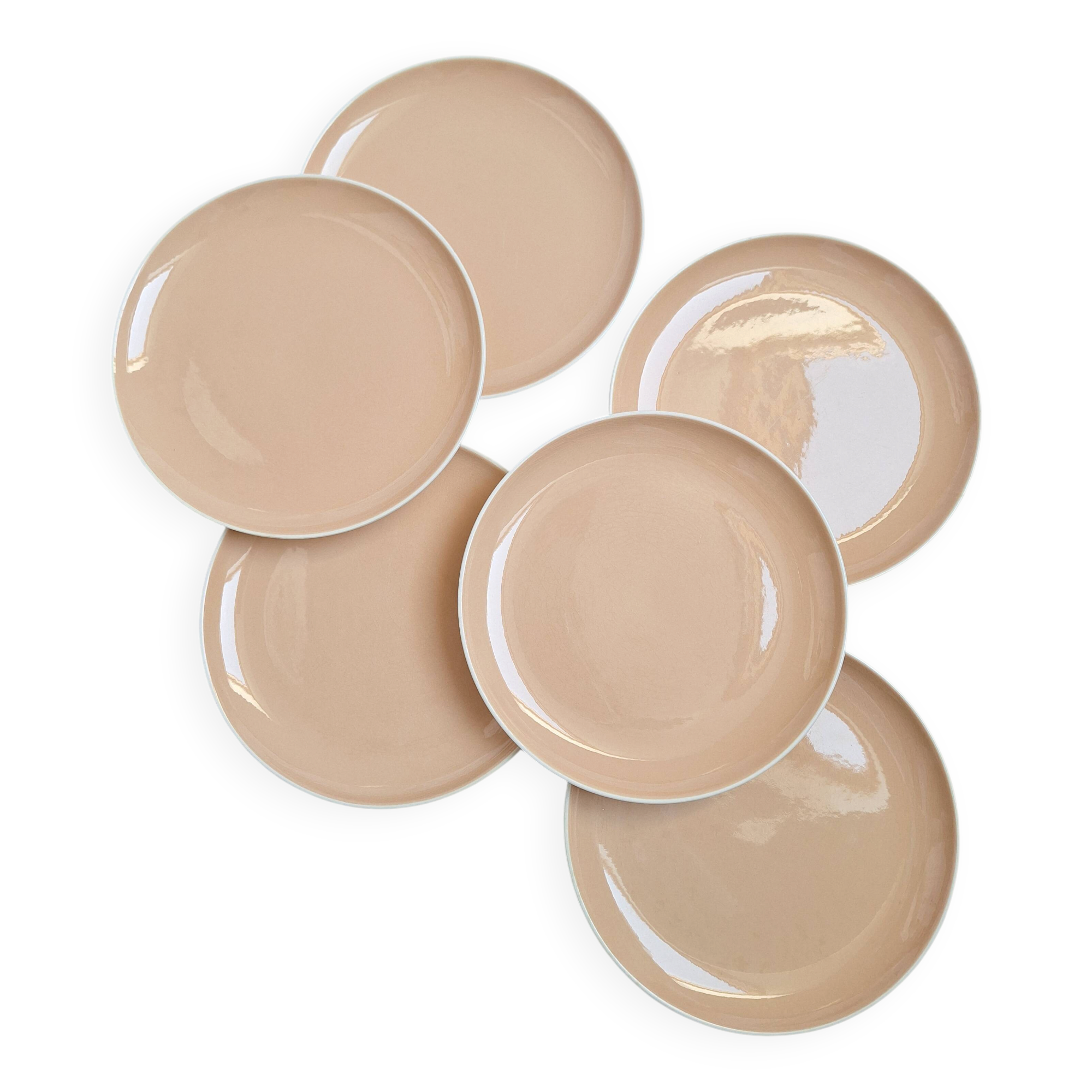 Villeroy & Boch flat plates in peach colour.
