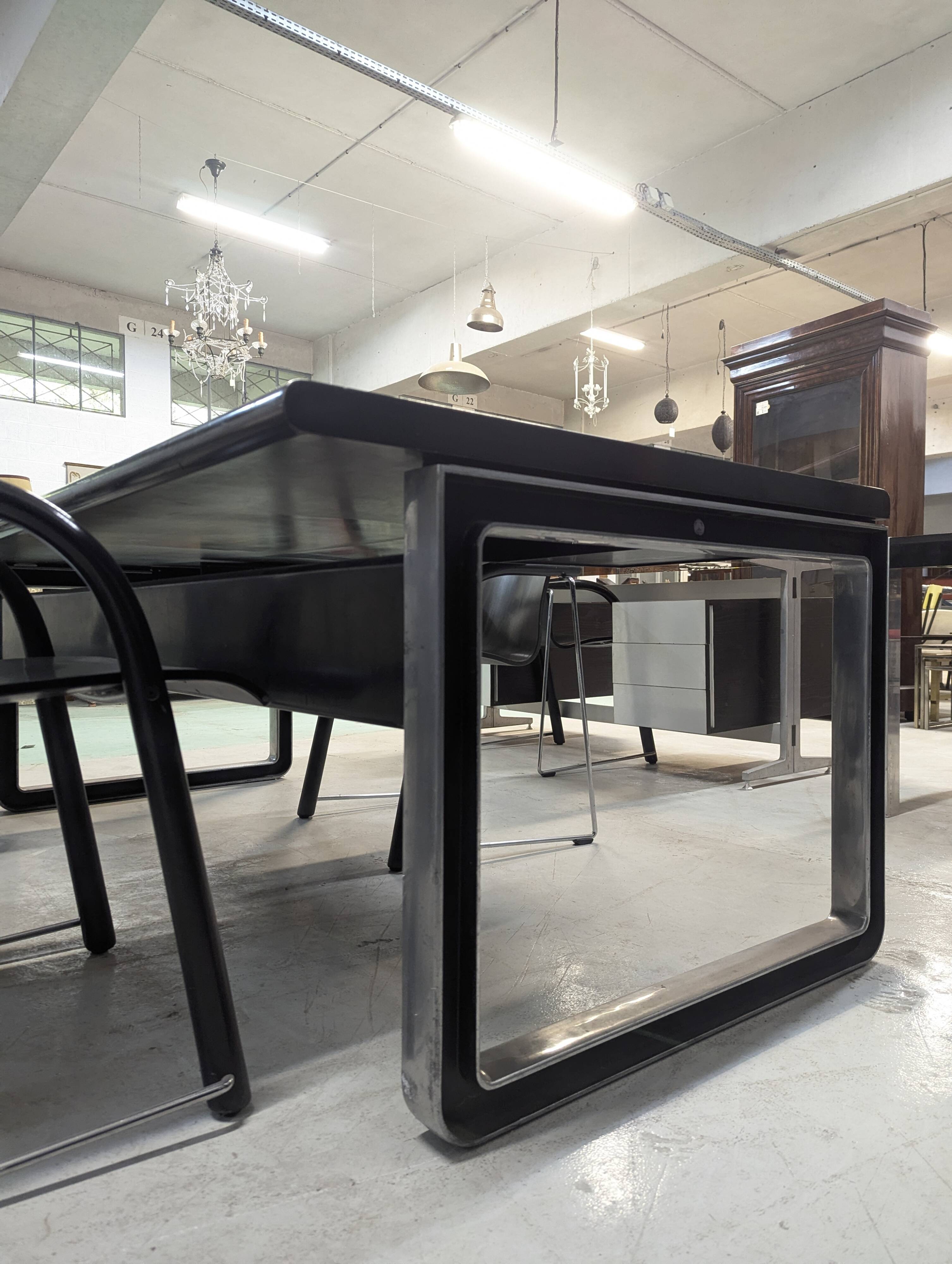 Bureau Tecno T333 par Eugenio Gerli et Osvaldo Borsani