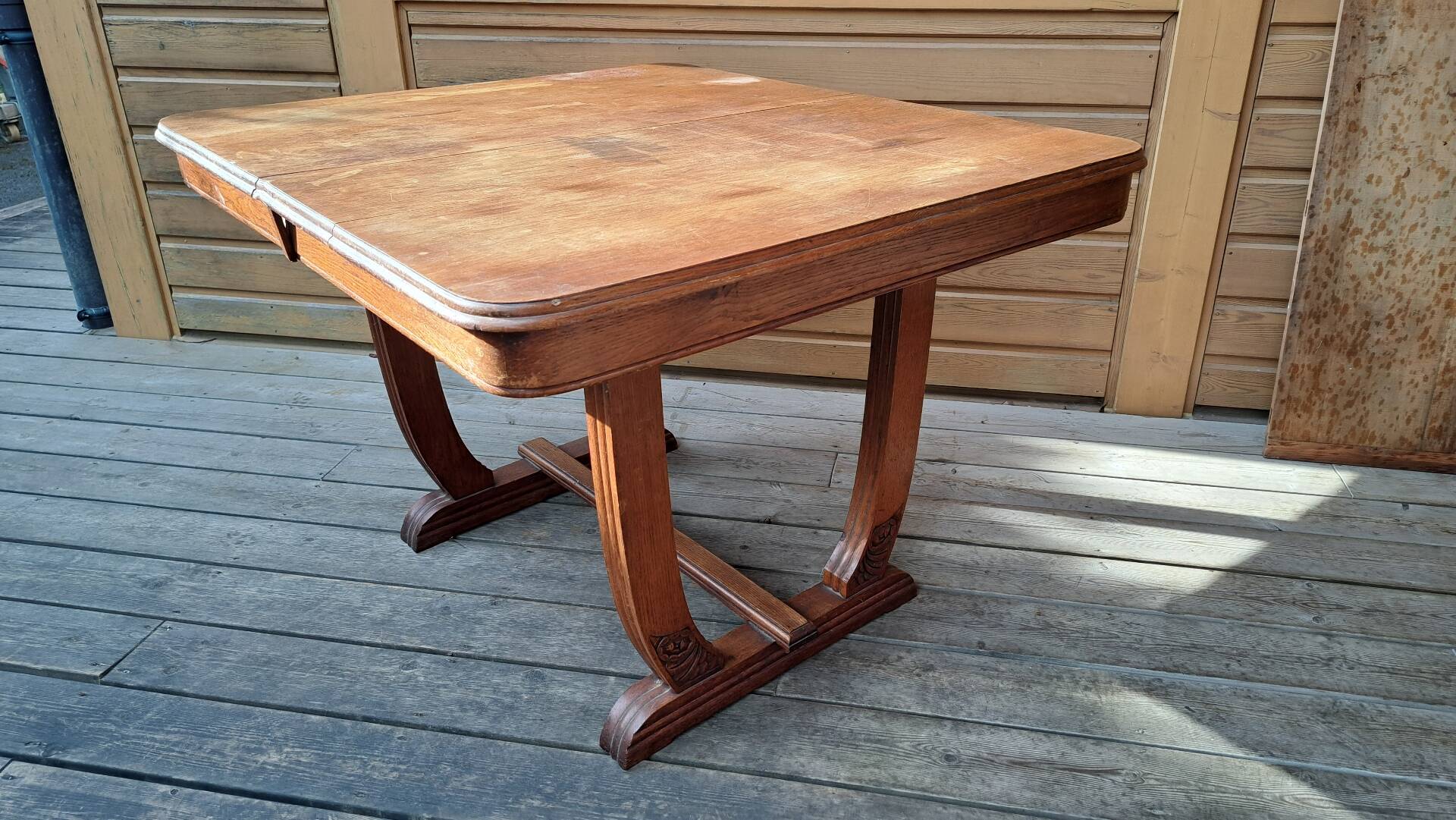 Art deco extendable table