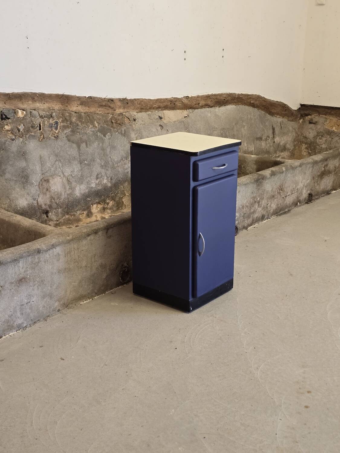 Petit meuble de cuisine Mado 1960 repeint en bleu de Sèvres