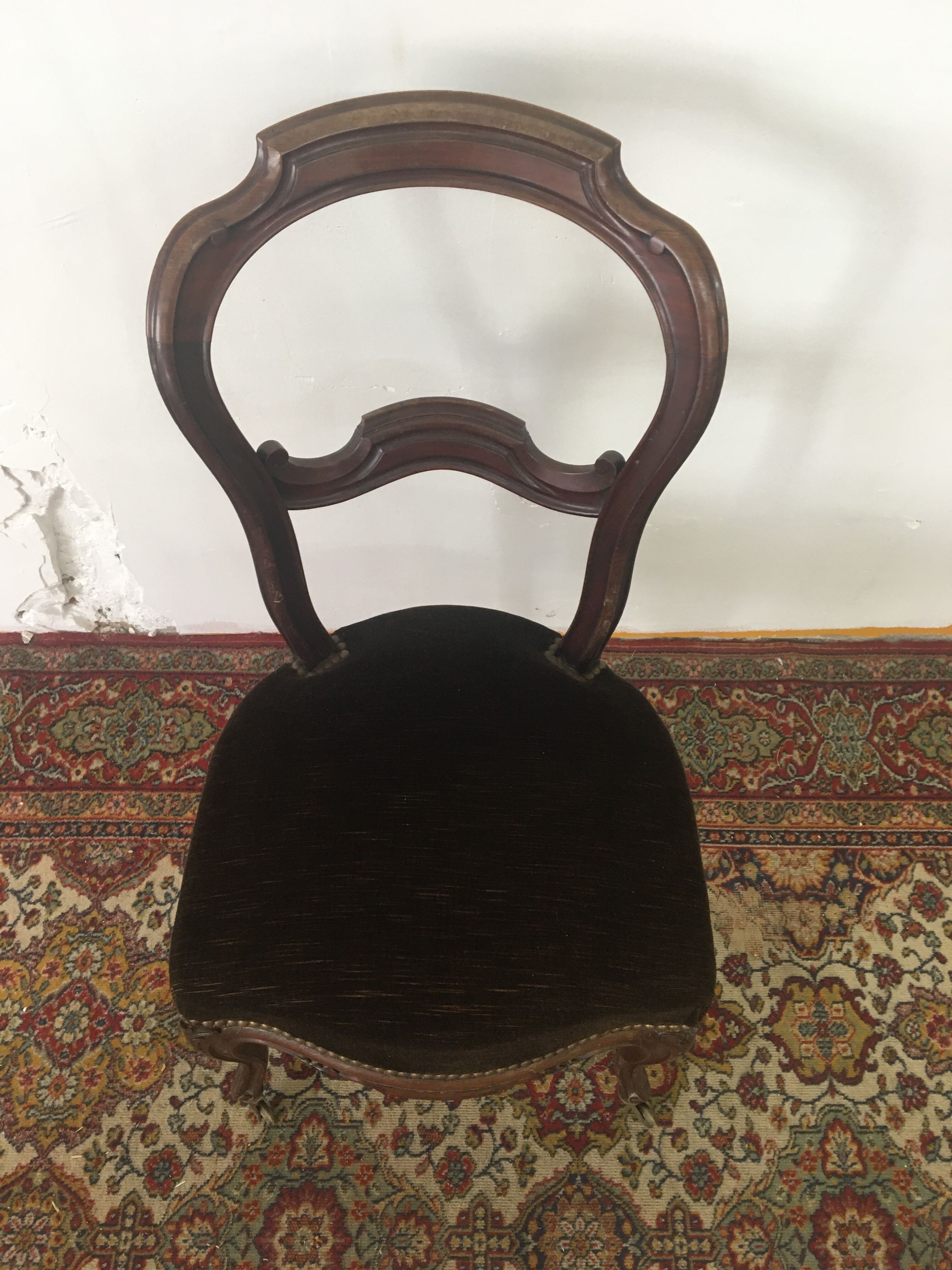 Chaise de style à roulettes