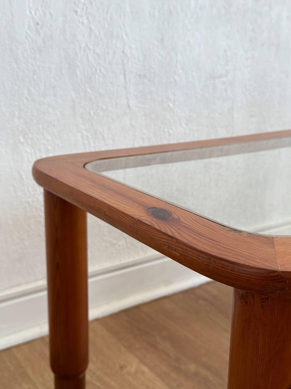 Table basse en bois et verre