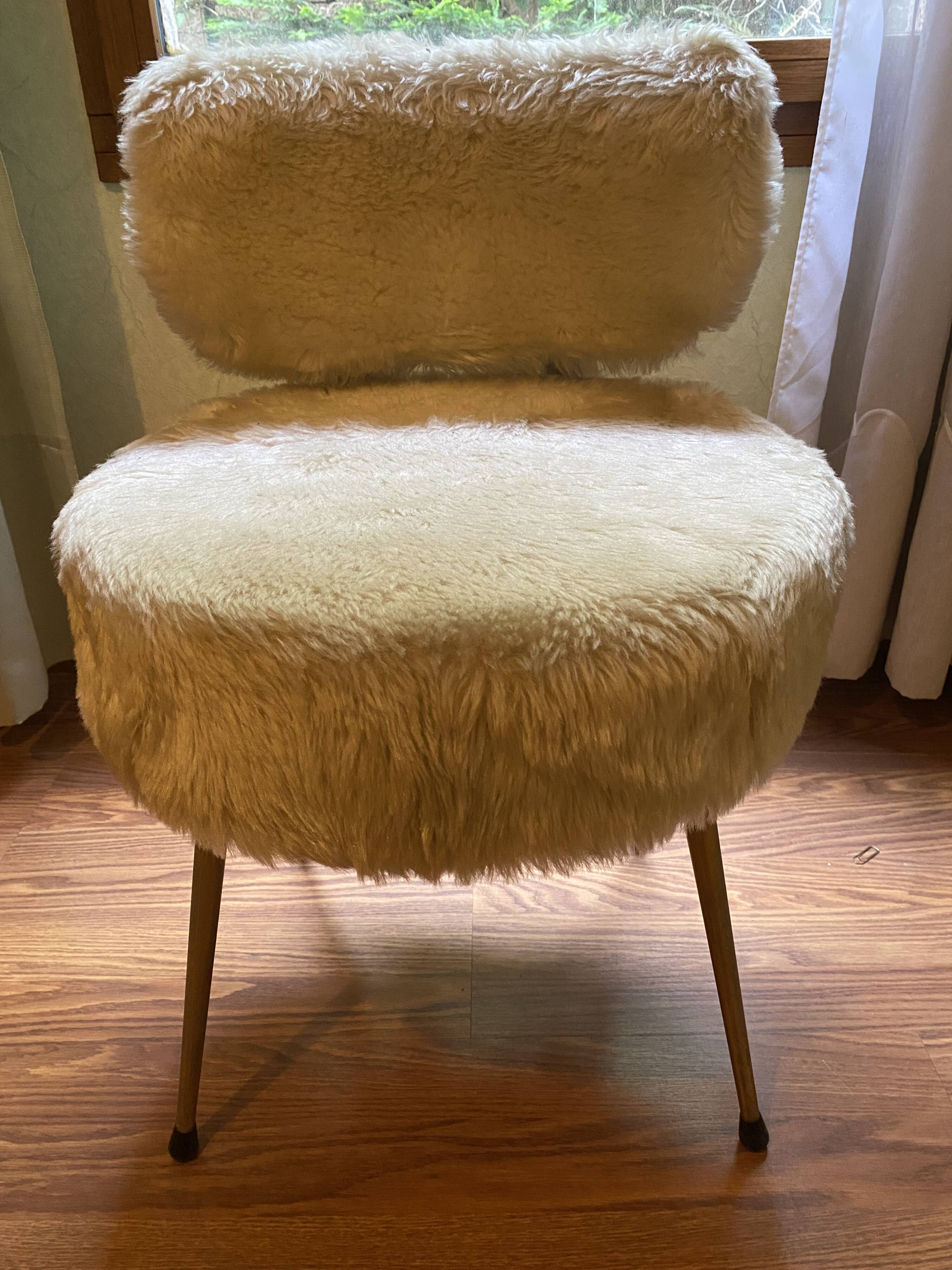 Lot 2 chaises et un pouf Pelfran