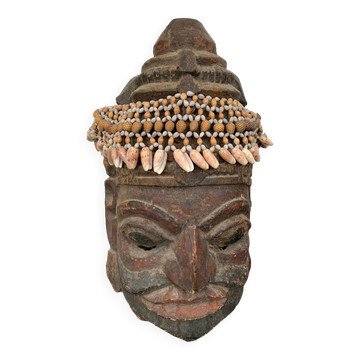 Masque ancien avec sa coiffe en coquillage