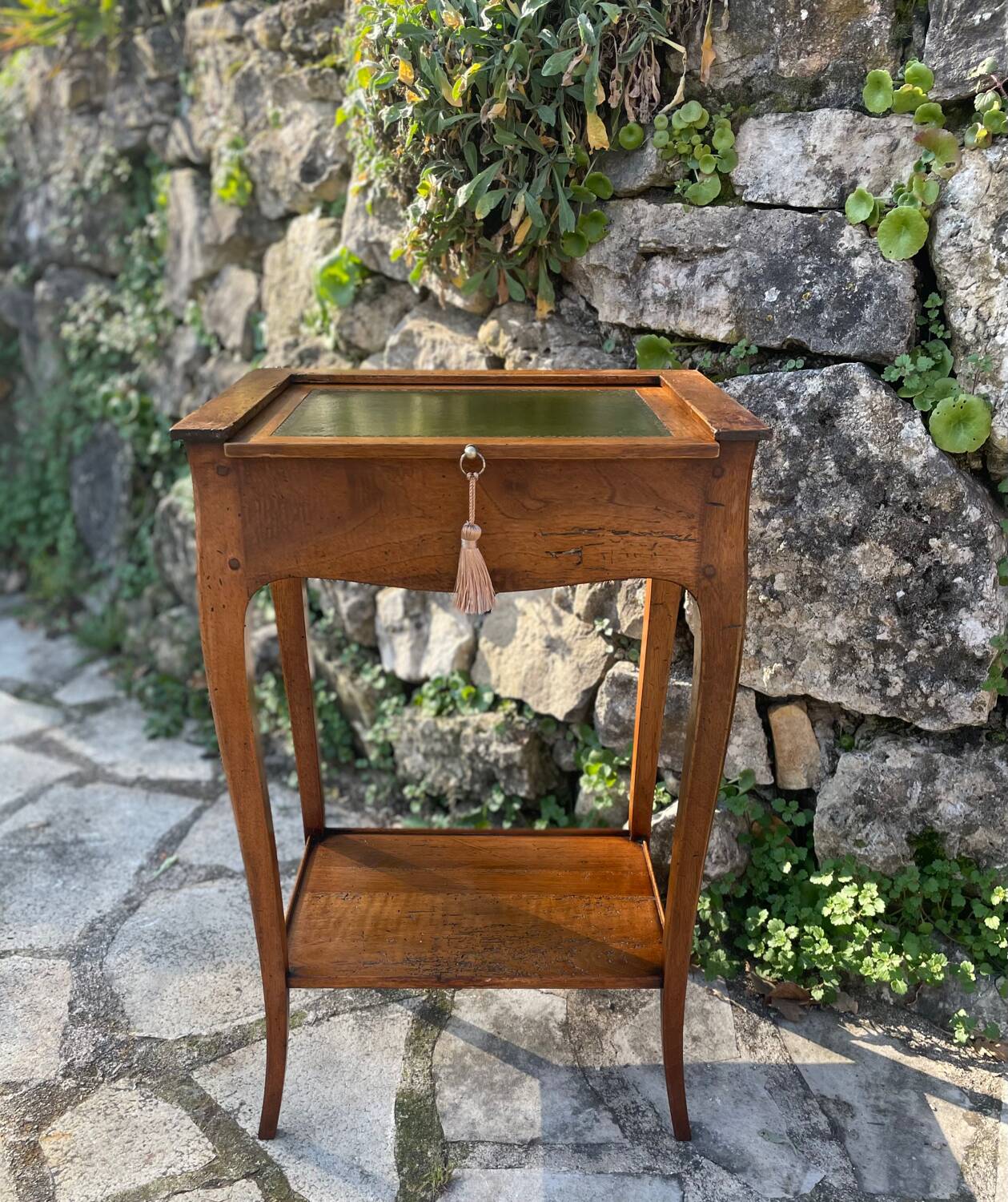 Small Louis XV period writing table in Walnut. 18th Century Period