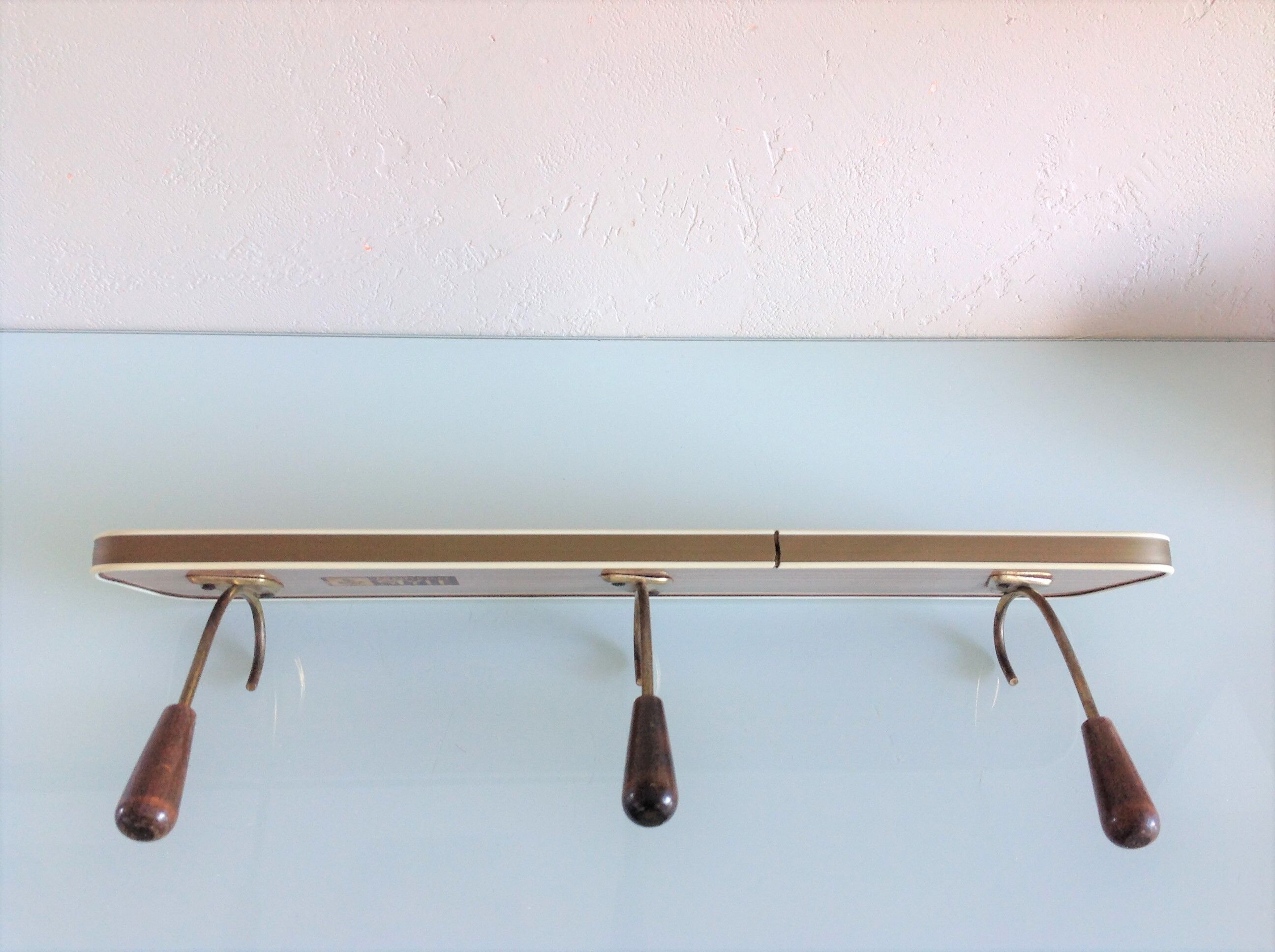 Patère en formica imitation bois à trois tetes / vintage années 60-70