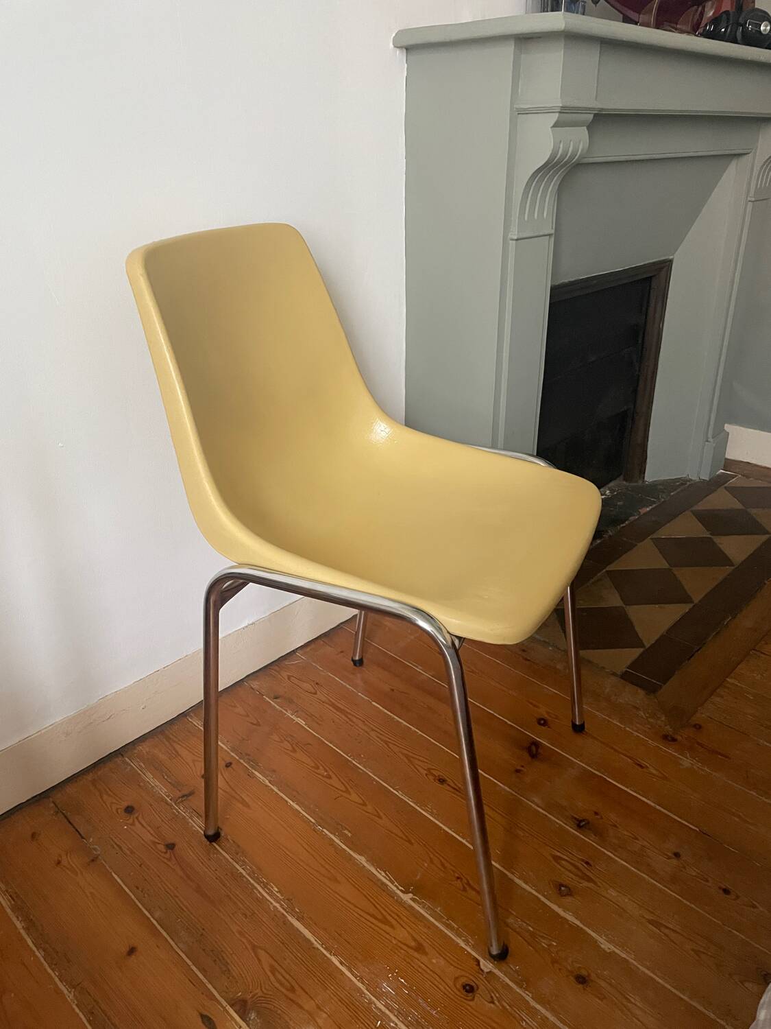 Chaise vintage tubulaire jaune pastel