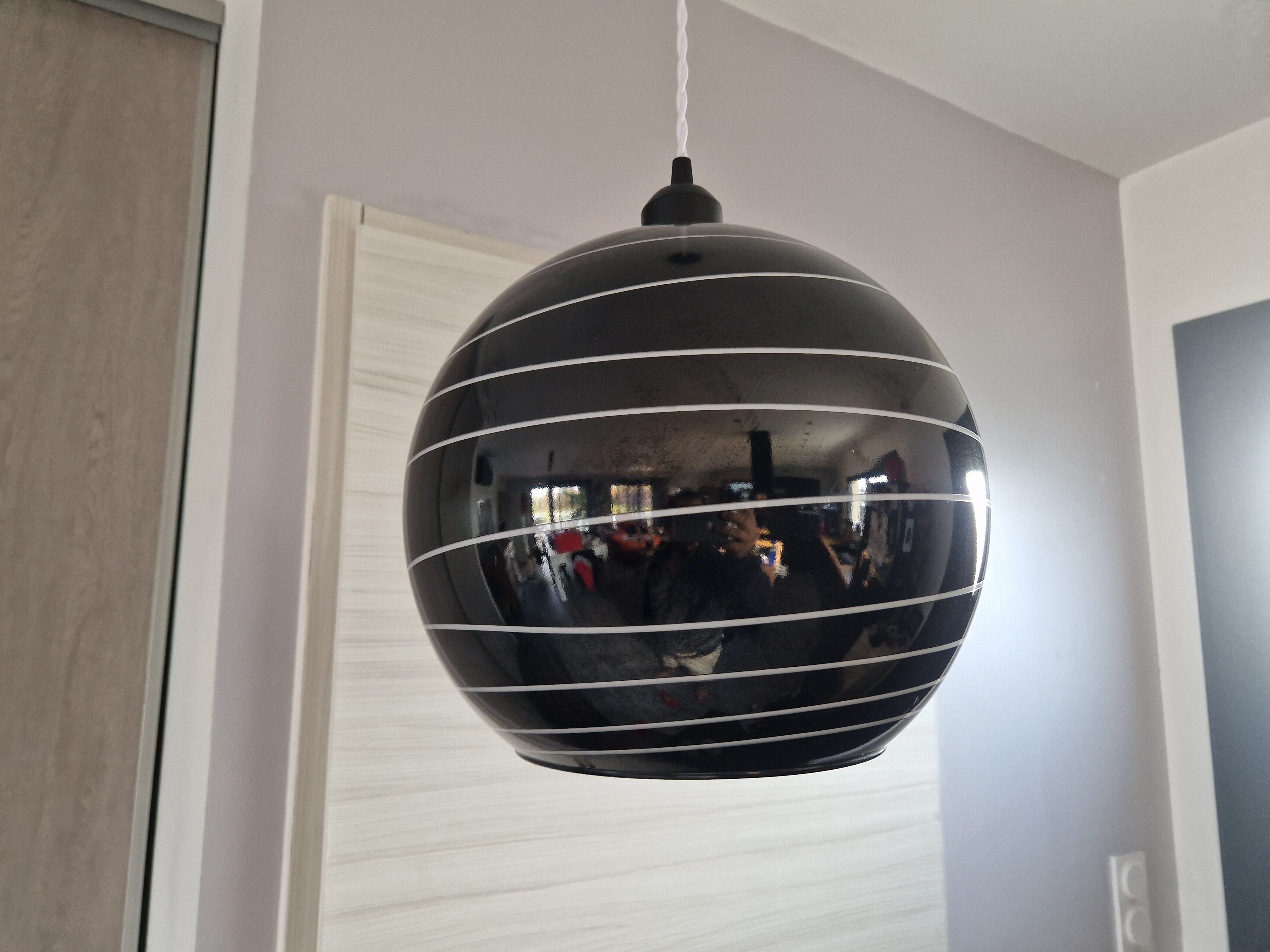 Suspension boule vintage noire et blanche