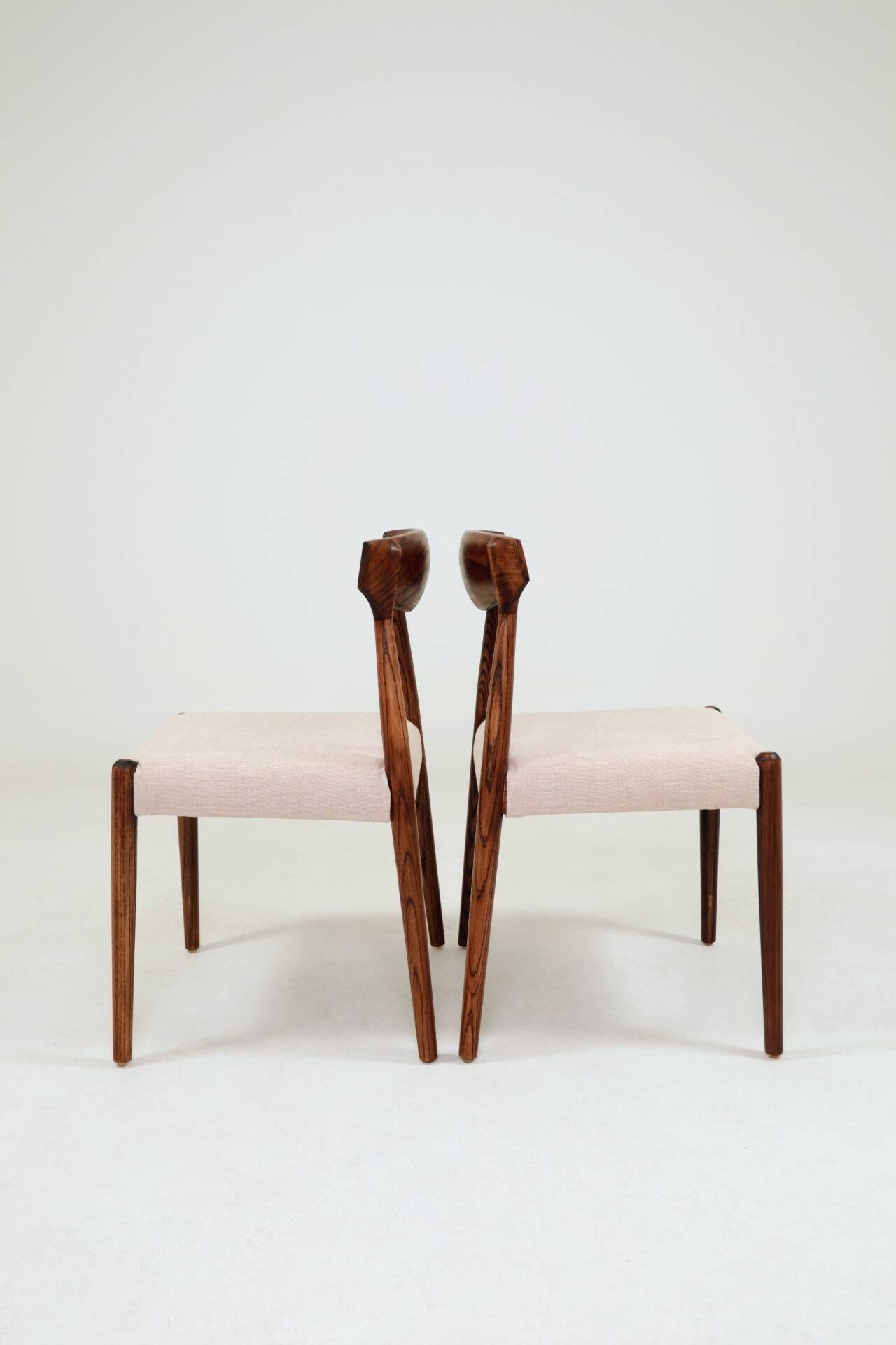 Set of two dining chairs in Scandinavian design.