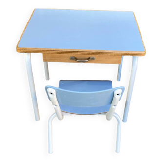 Bureau maternelle et sa chaise
