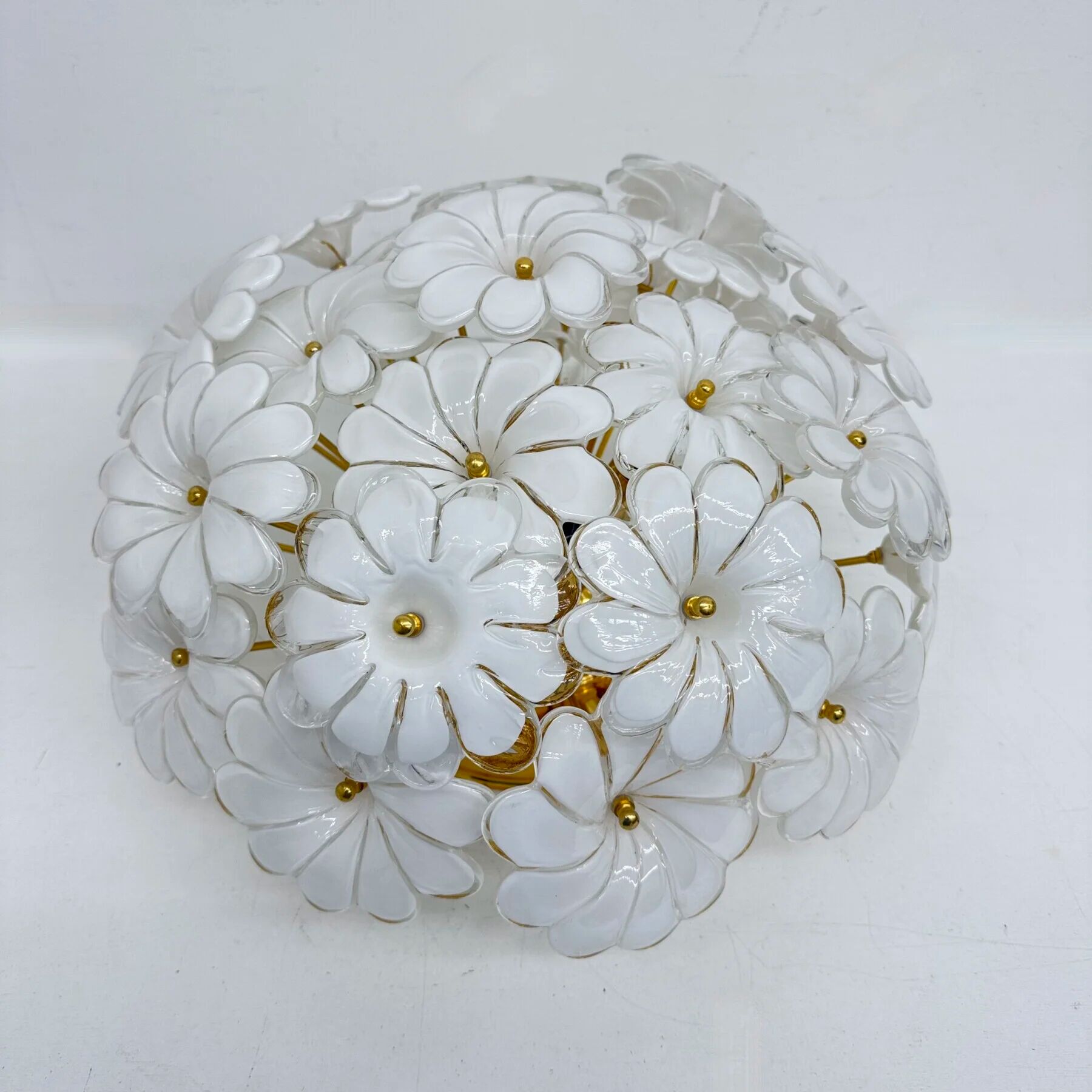 Plafonnier floral en verre blanc de Murano, italien, des années 1970.