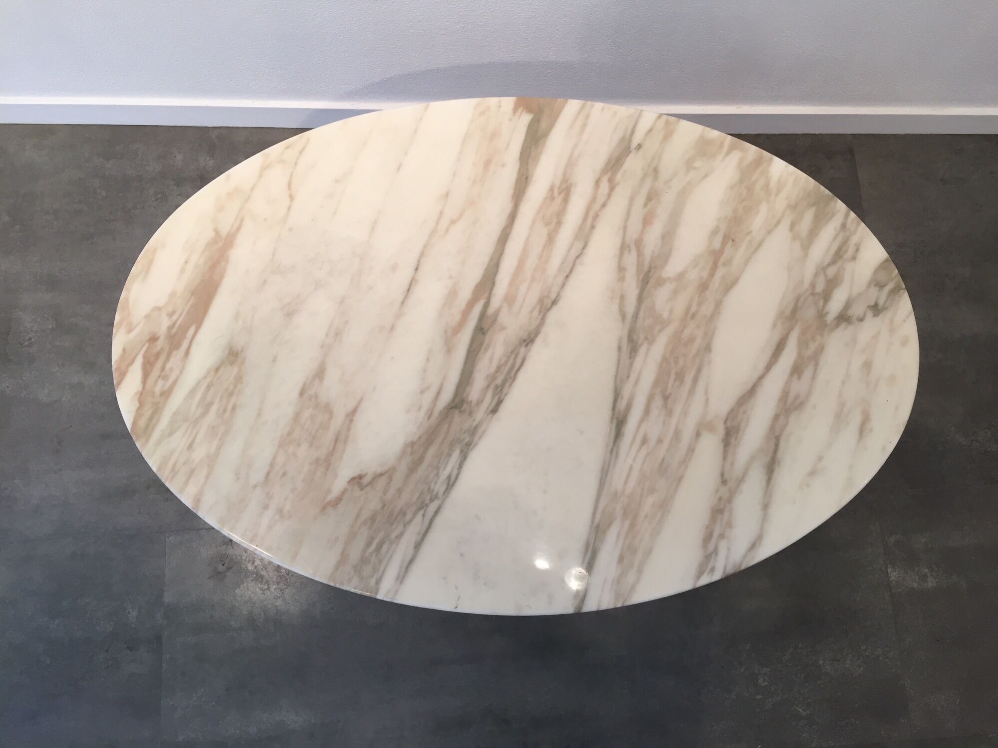 Table Calacatta marble low Eero Saarinen Tulip for Knoll International