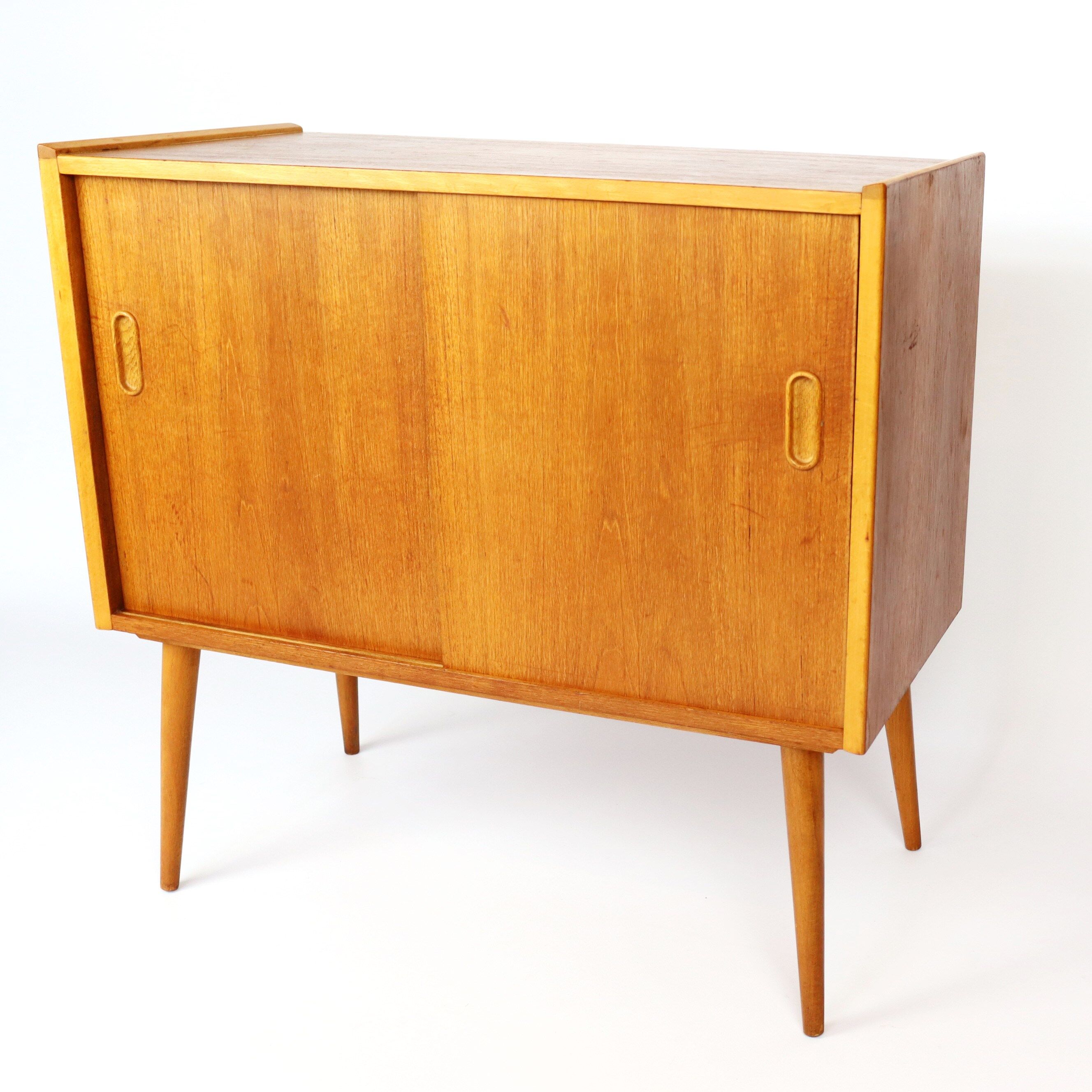 Buffet in teak feet compass