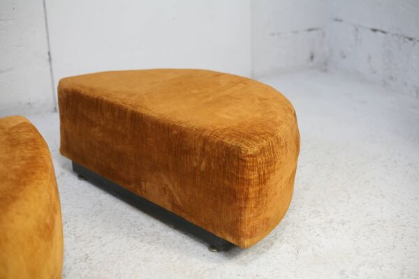 Paire d'assises velours''fauve'' mousse, bois, velours. circa 1970