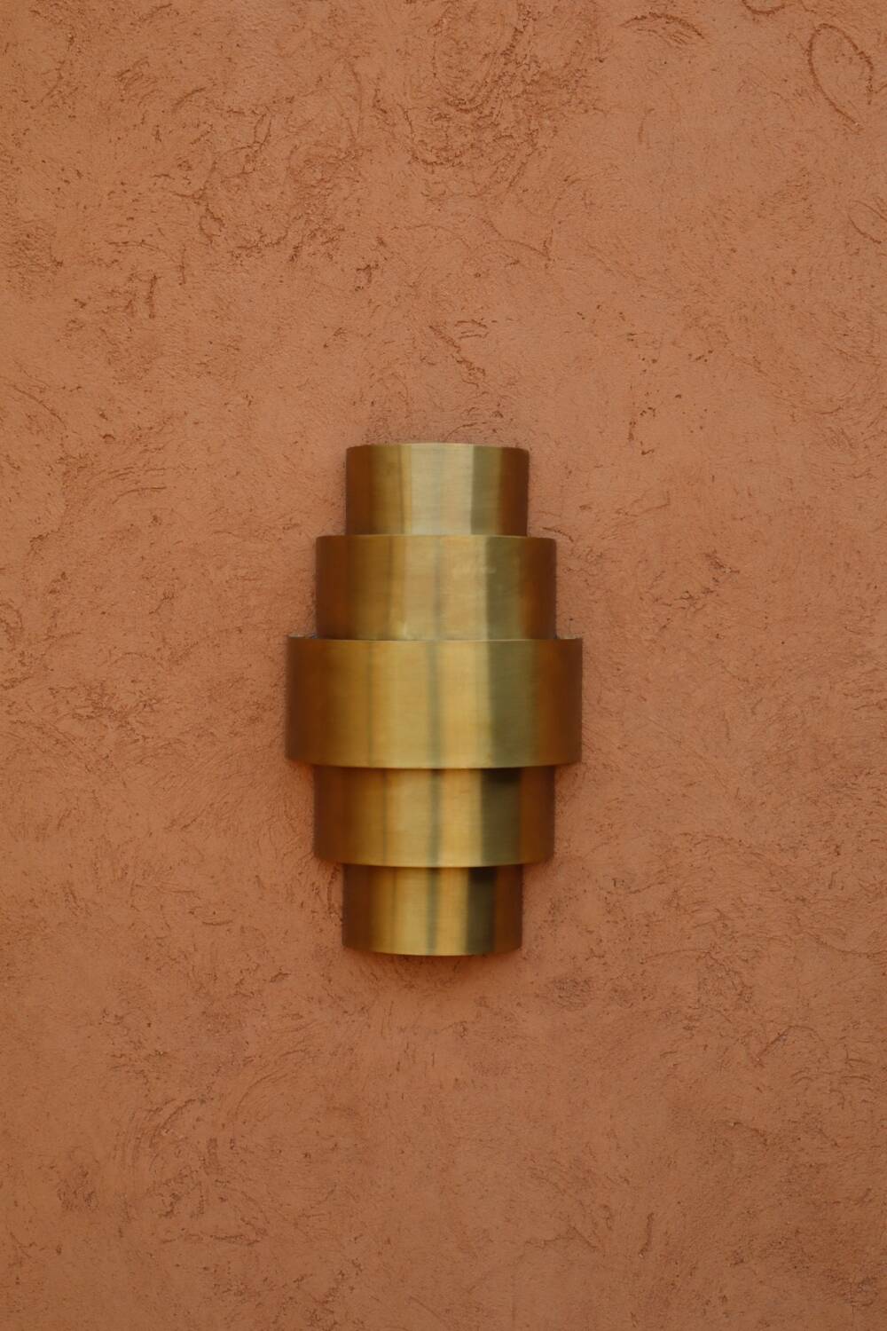 Round Art Deco wall light in brass.