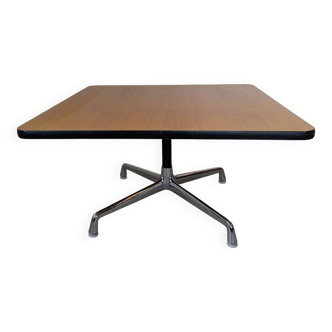 Design coffee table by Charles and Ray Eames for Herman Miller.