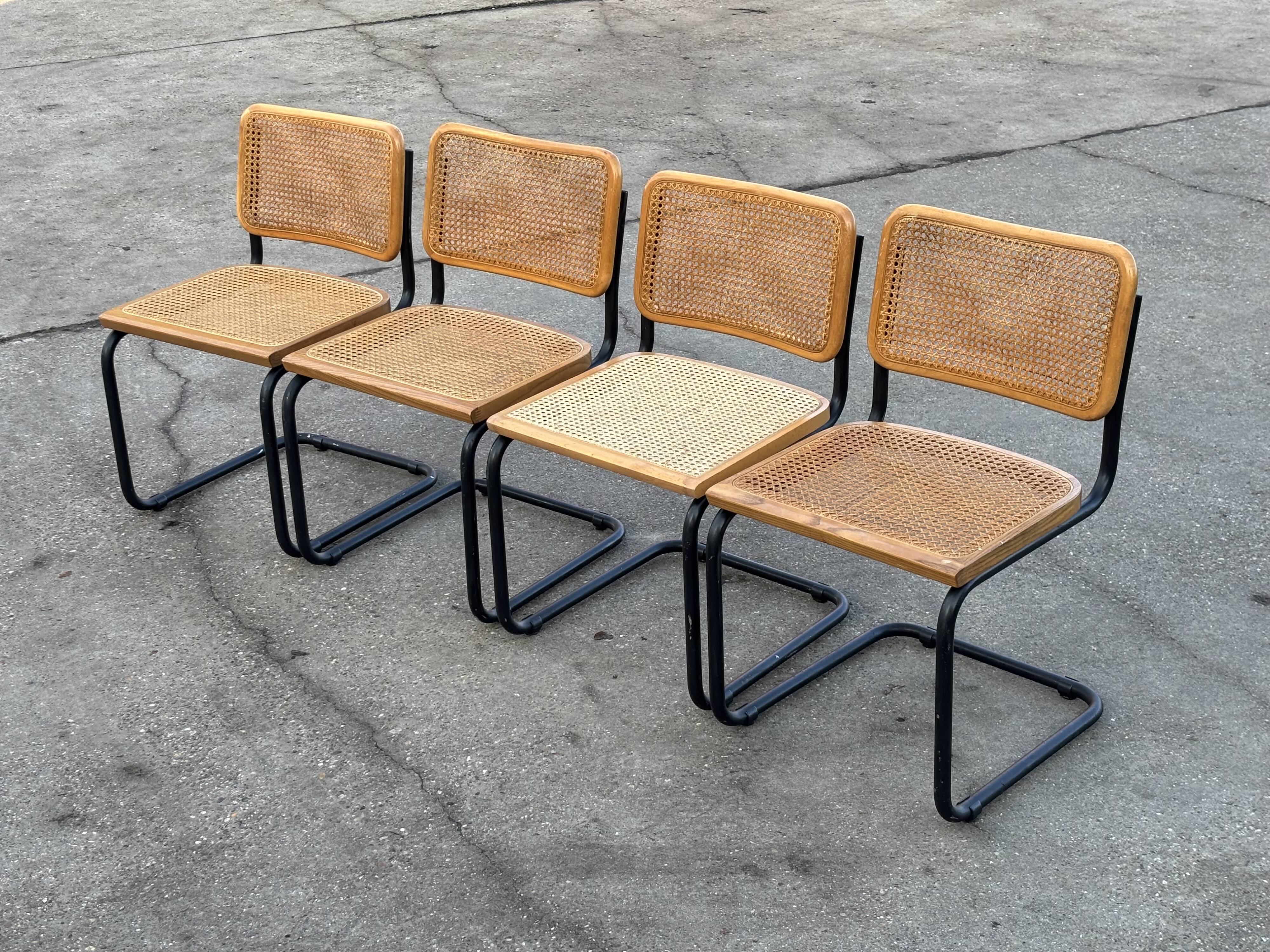 Ensemble de 4 chaises Cesca B32 conçues par Marcel Breuer, cadre noir.