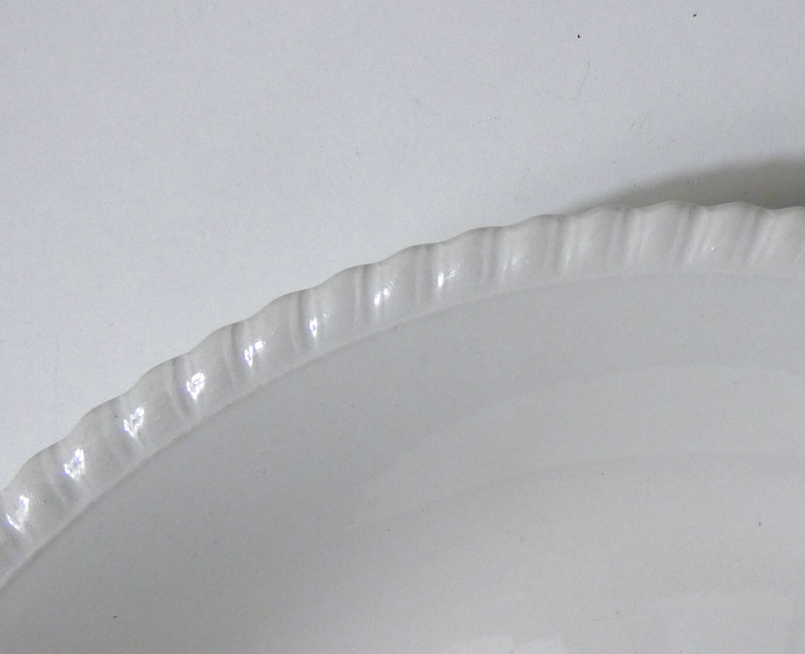plat blanc crème en faïence