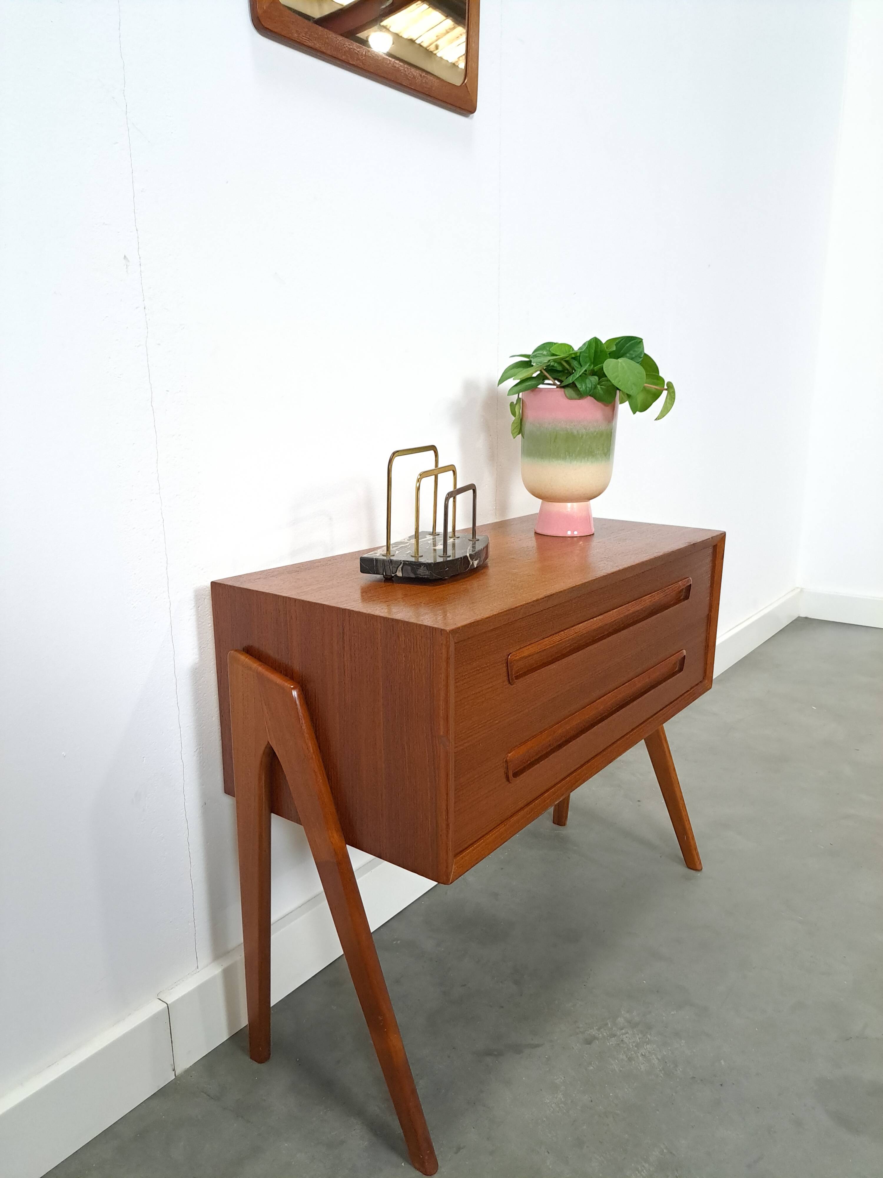 Ensemble en teck danois avec commode AP Mobler et miroir vintage.