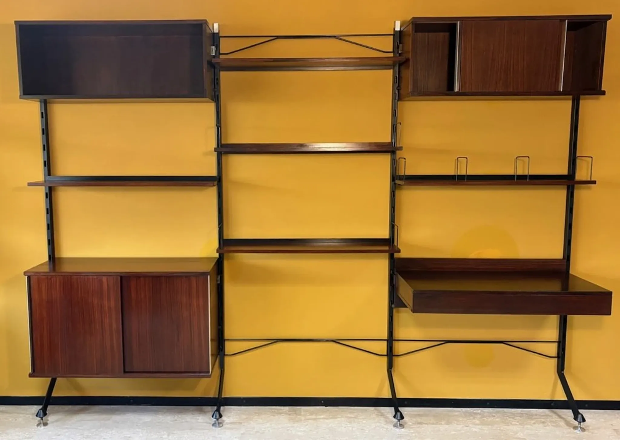 Modular library Urio in teak by Ico & Luisa Parisi for MIM, Rome, 1960s.