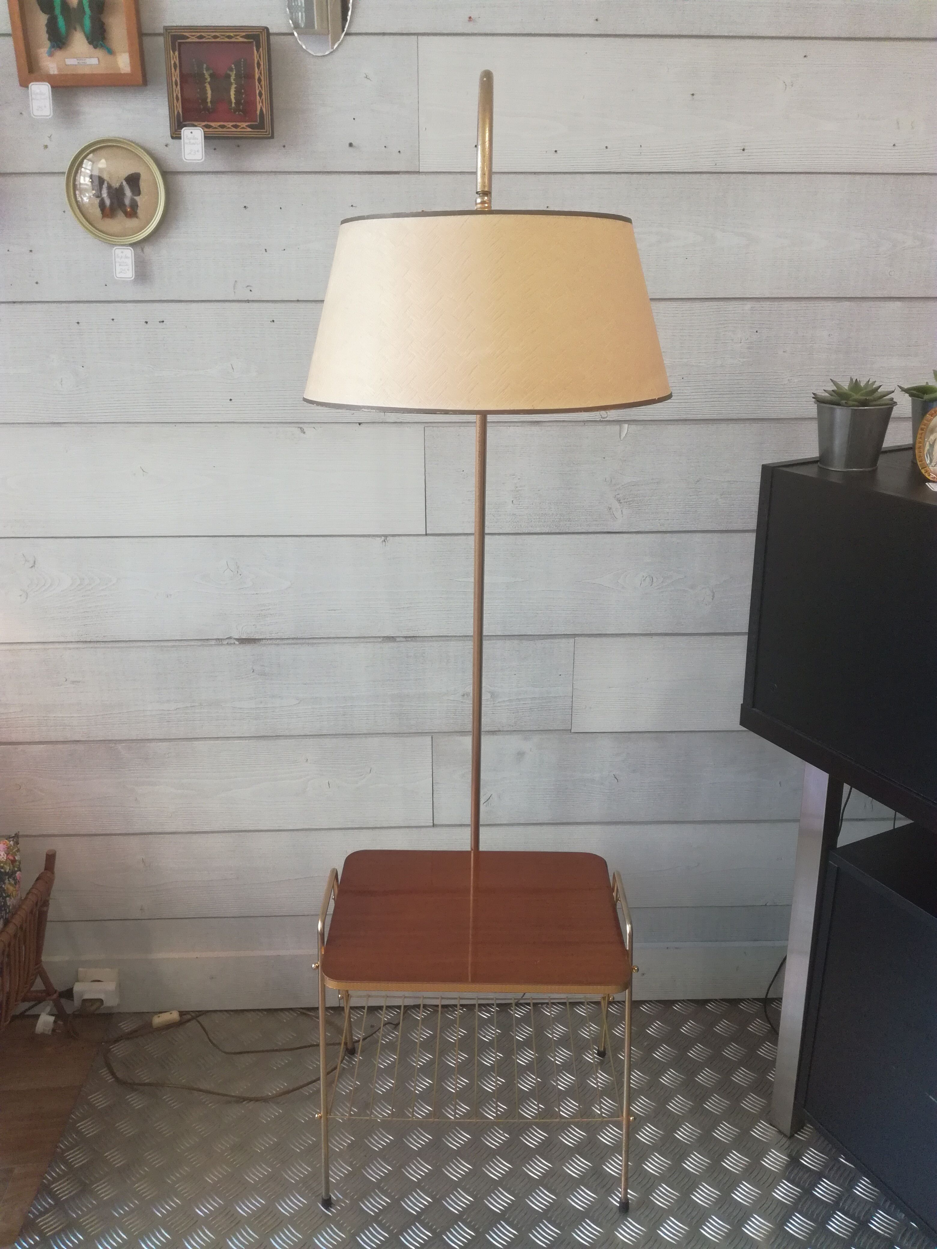 Reader lamppost with tablet