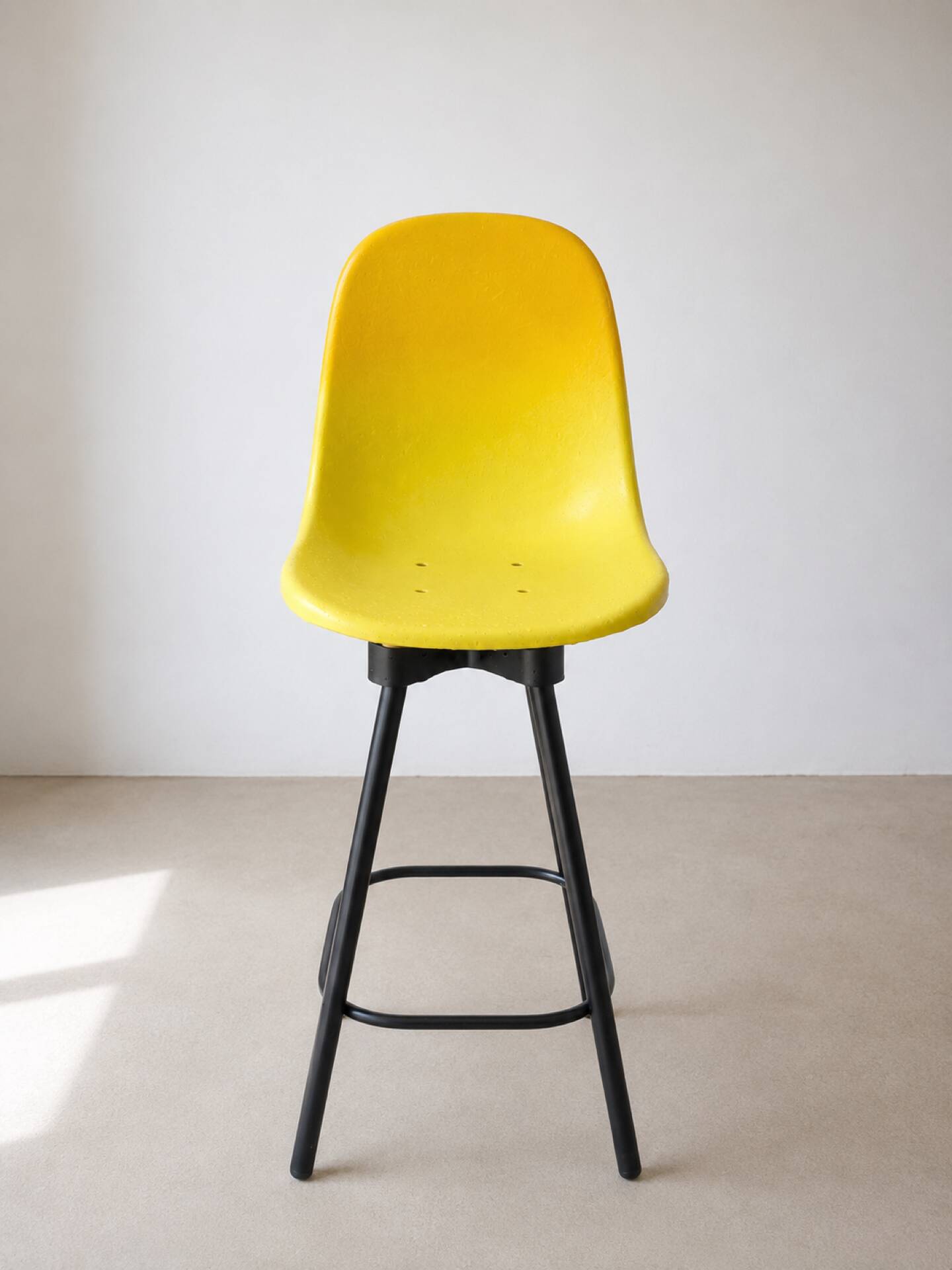 Lot de 4 tabourets de bar design sculptural – coques texturées bicolor
