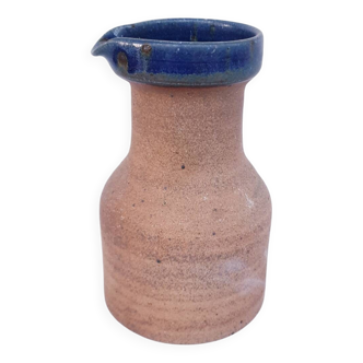 Pichet en grès artisanal vintage, bord émaillé bleu