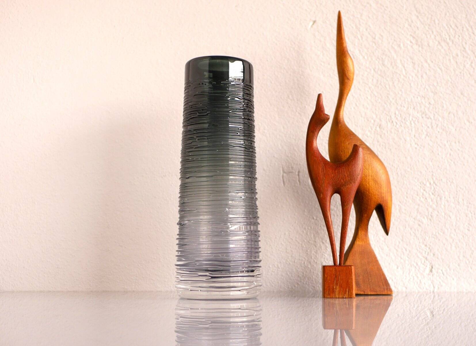 Vase en verre cristal art scandinave moderne du milieu du siècle en couleur gris fumé par Edenfalk, Skruf, Suède.