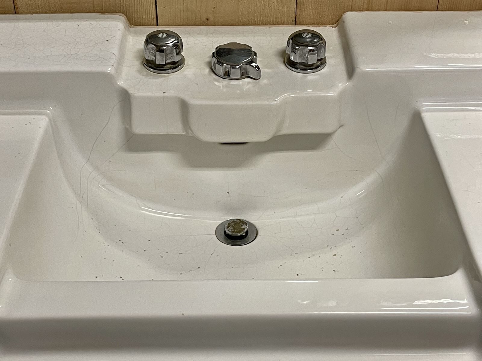 Floor washbasin from the 1930s in enamel of the brand JACOB DELAFON