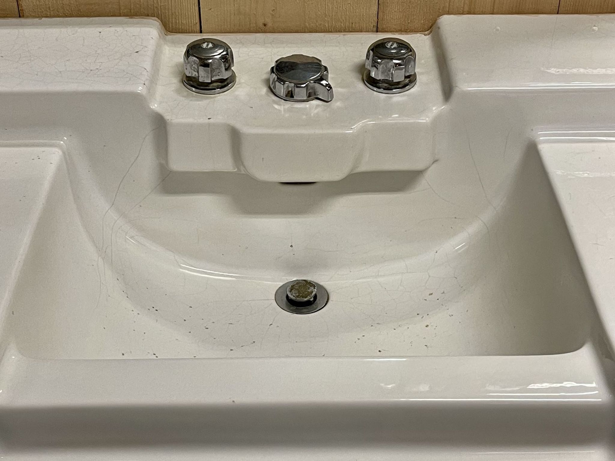 Floor washbasin from the 1930s in enamel of the brand JACOB DELAFON