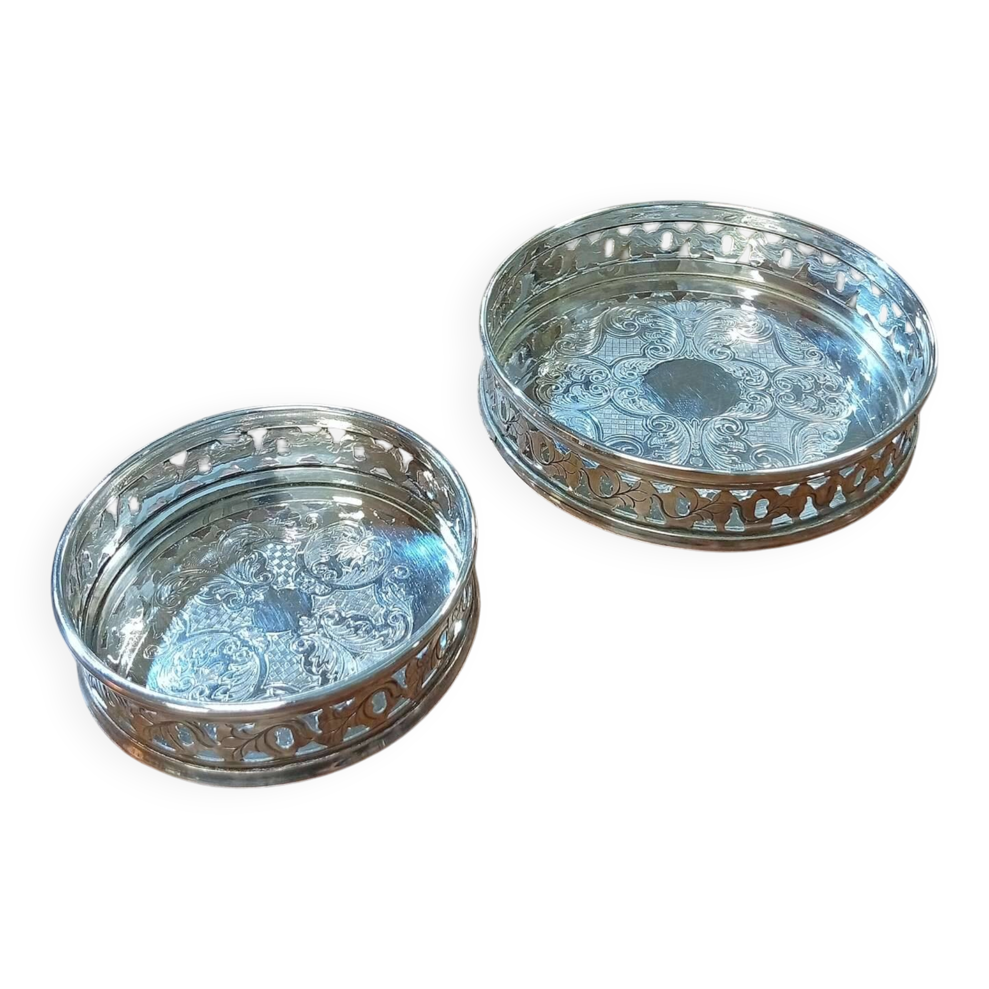 A pair of silver-plated bottle coasters for 75cl and 25cl.