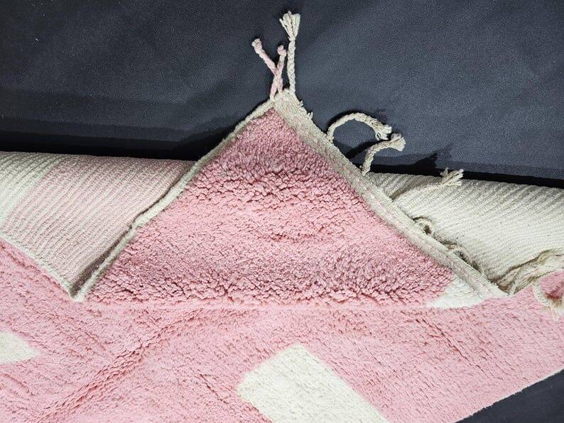 Beni Mrirt rug, handmade in traditional style, size 140 x 260 cm.