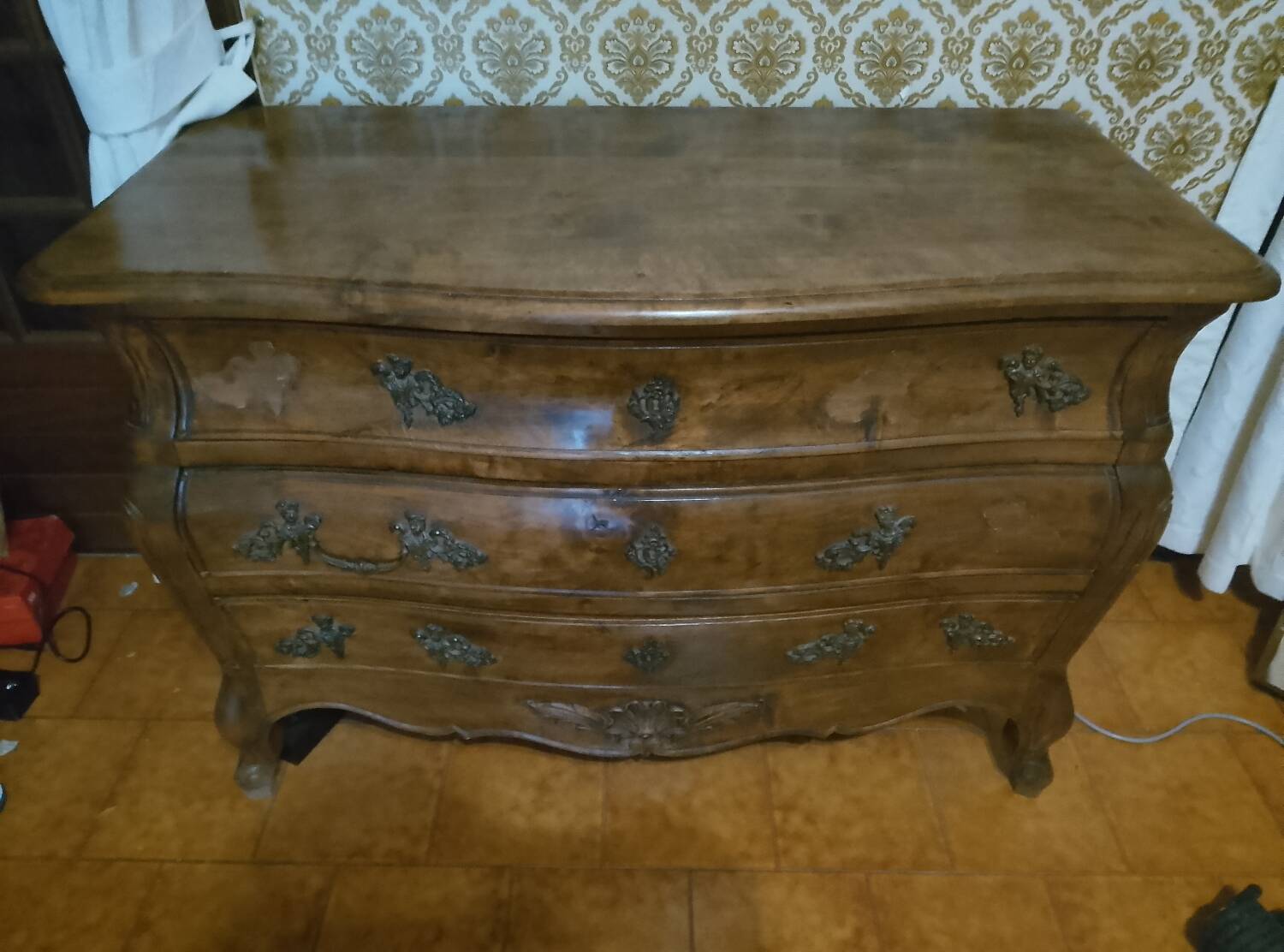 Bordeaux commode