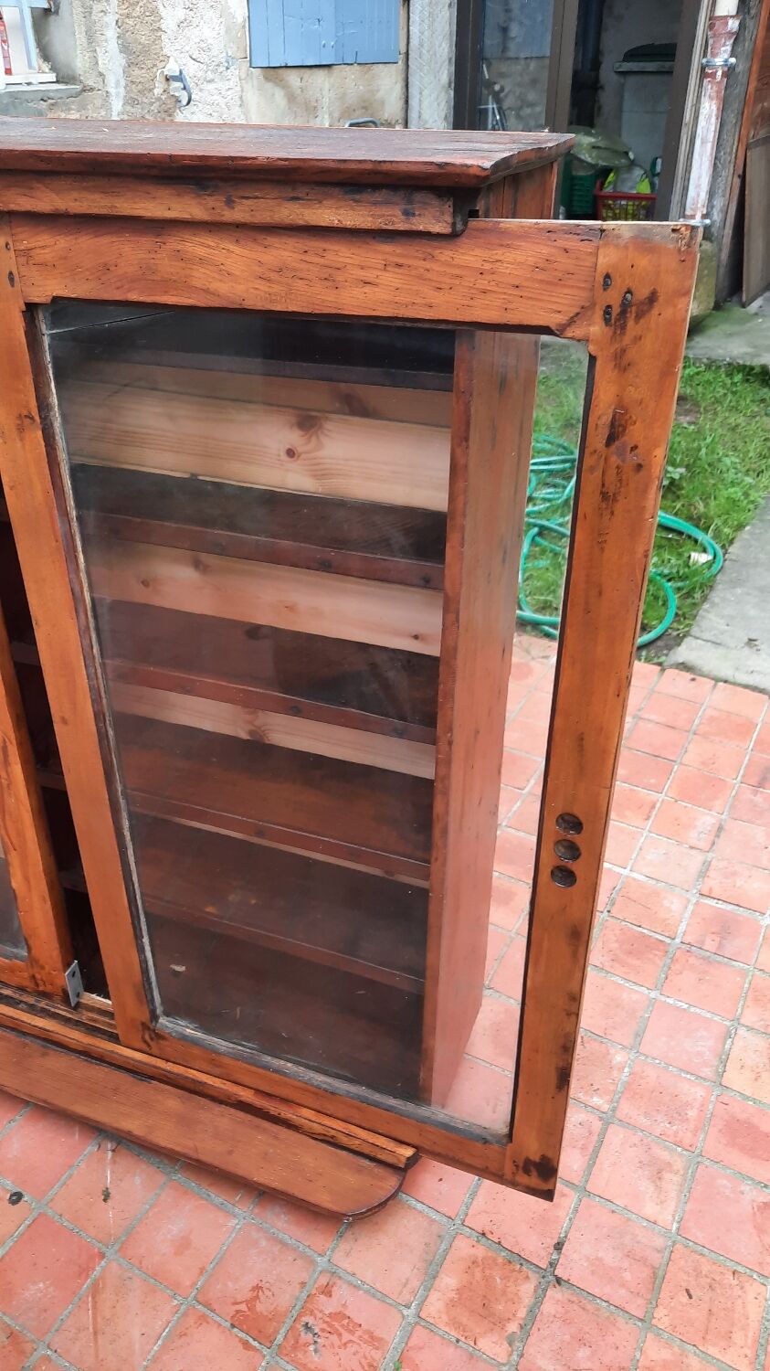 Showcase to install or hang