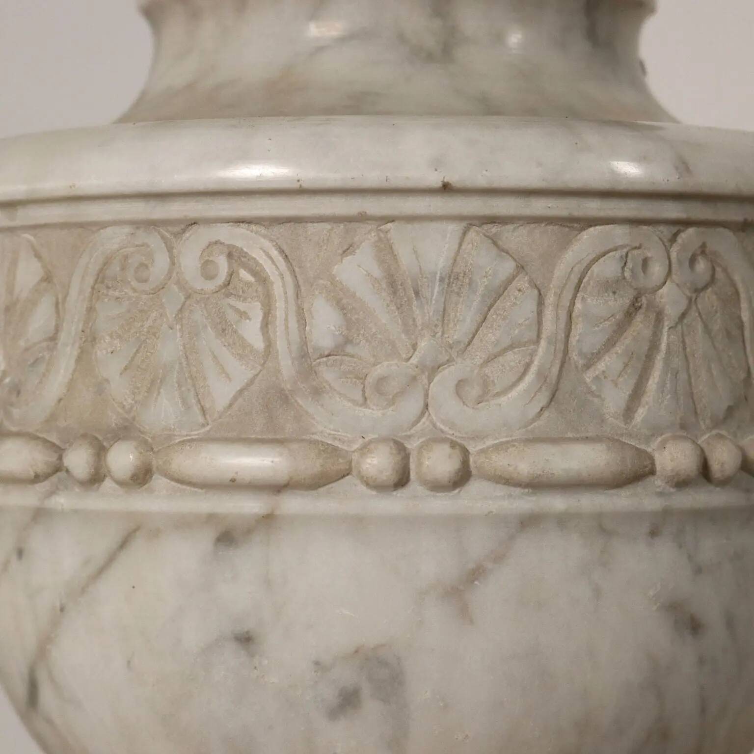 Antique Neo-Renaissance jardinière in marble, decorations, 19th century.
