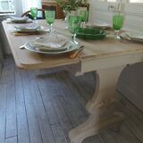 Console, table en noyer avec rallonges à rabats, piètement patiné gris.