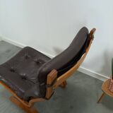Bruin leren fauteuil met houten onderstel
