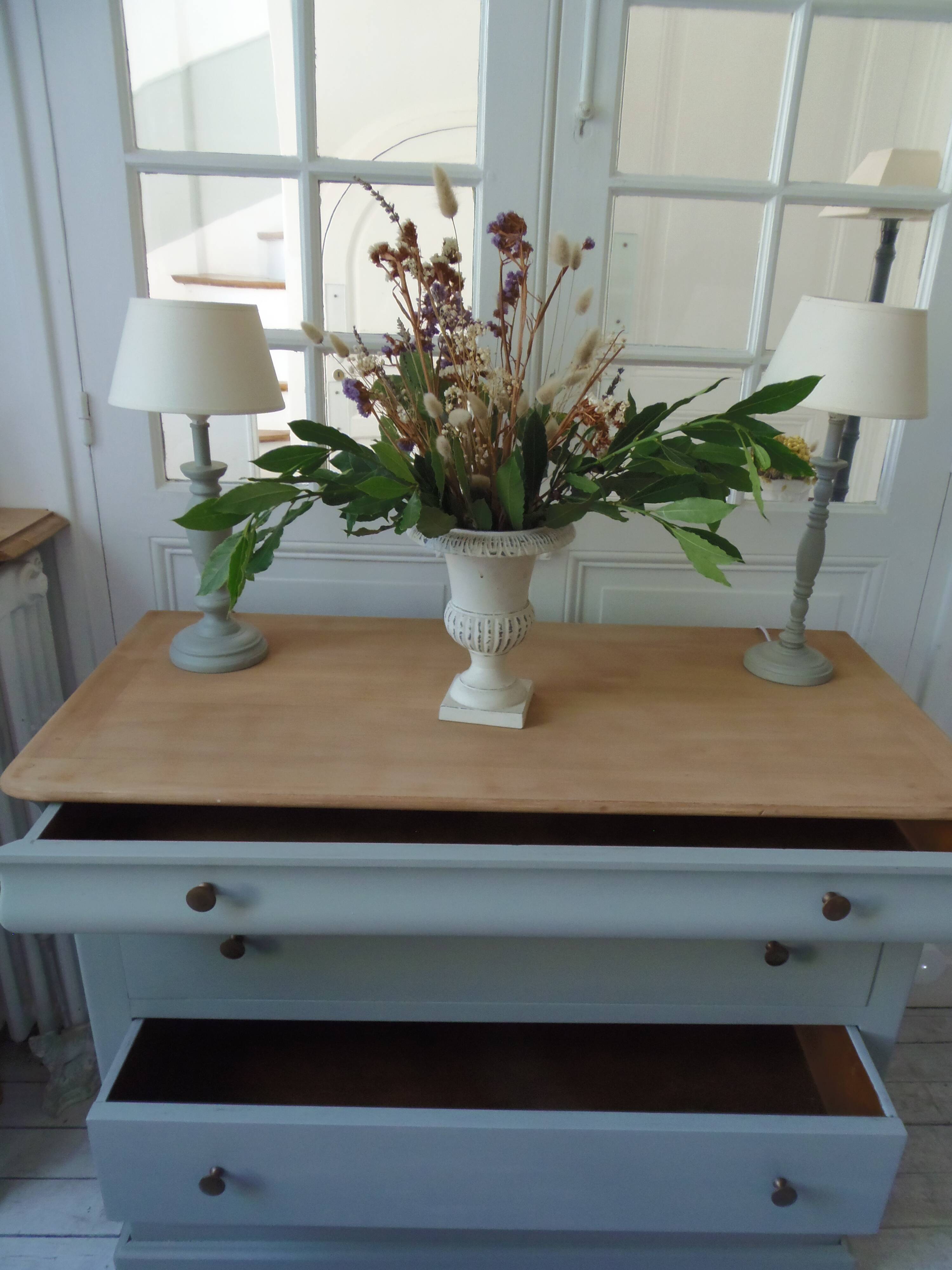 Commode de belle facture style Louis Philippe sublimée en vert de gris