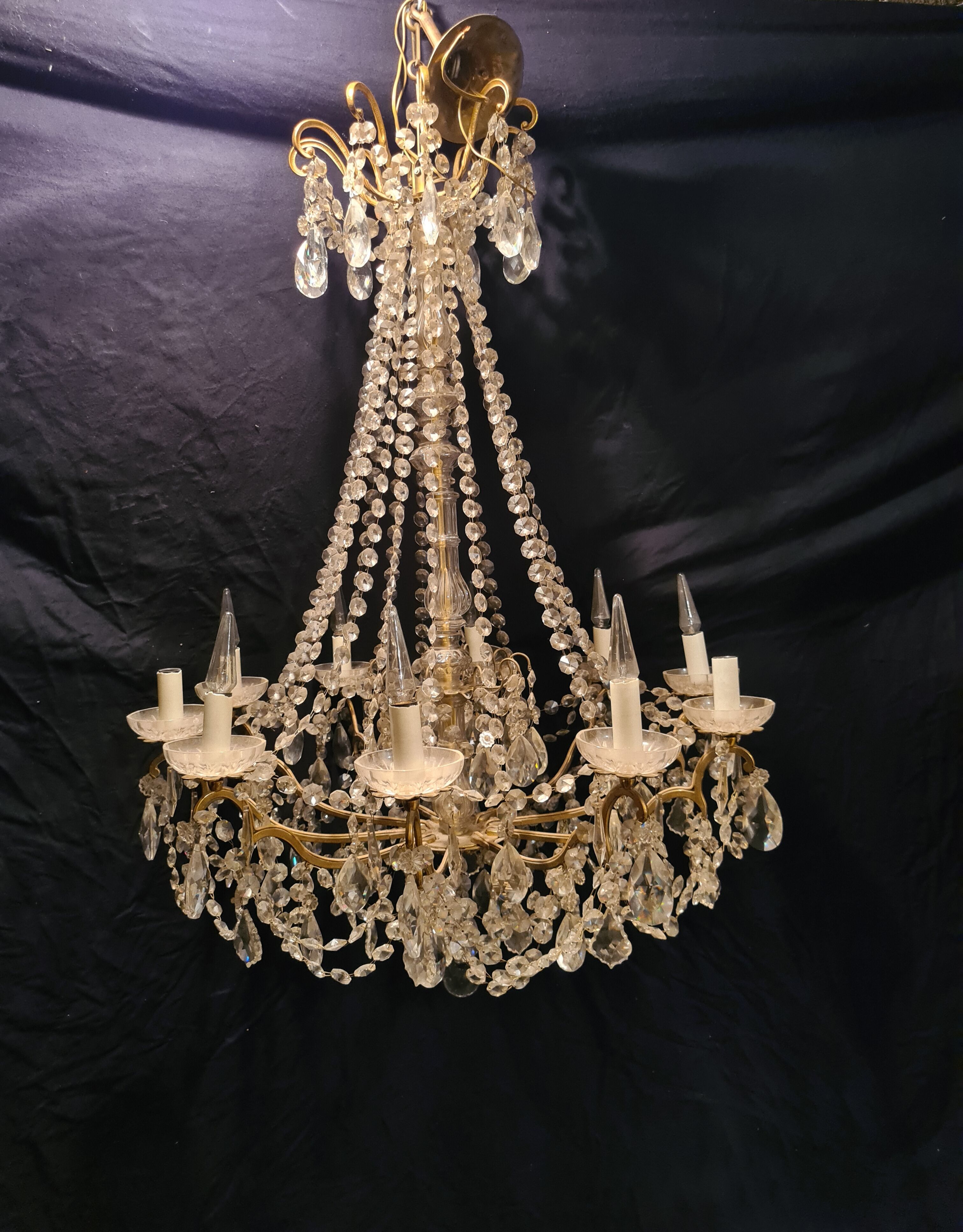 Chandelier in crystal and gilded bronze