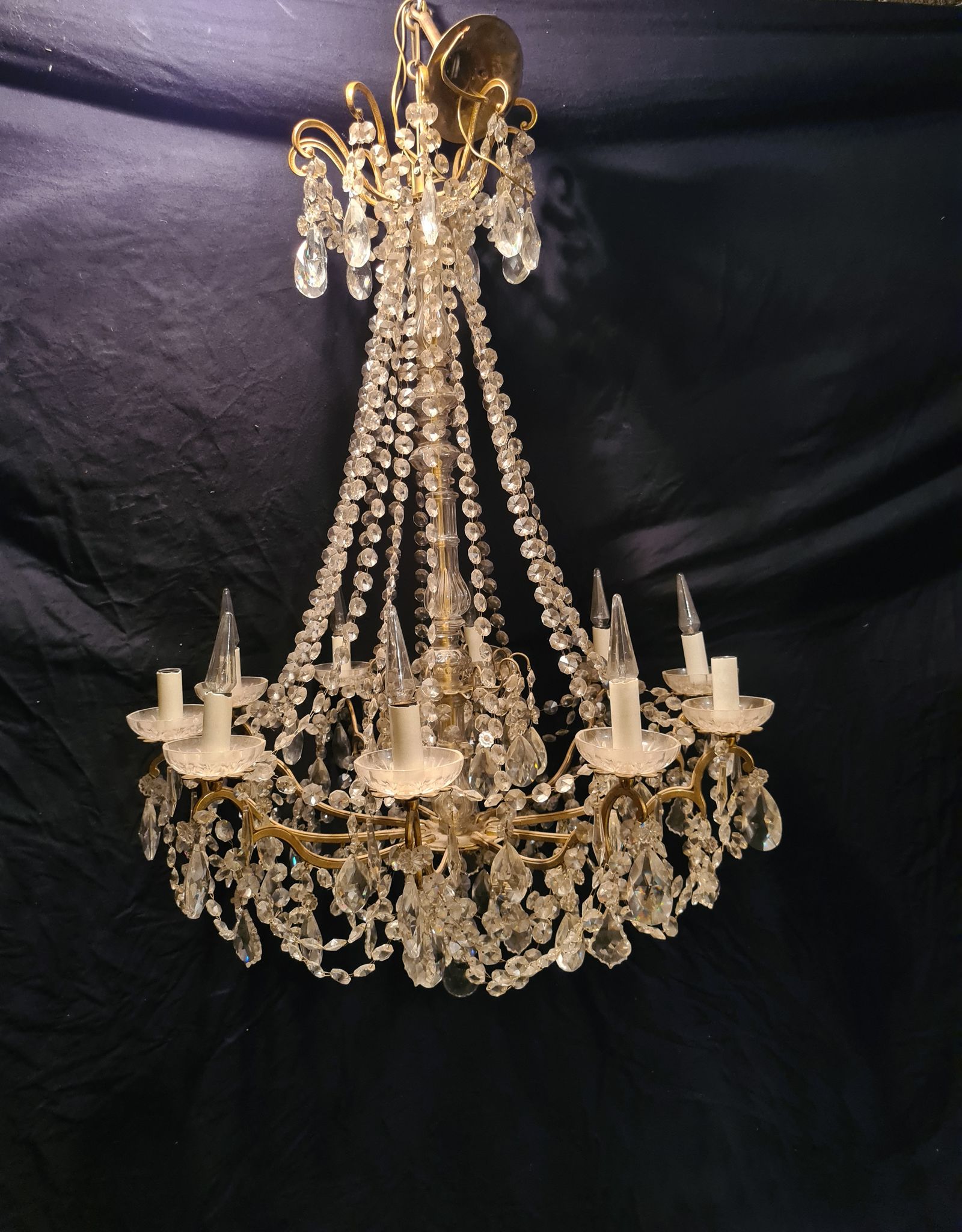 Chandelier in crystal and gilded bronze