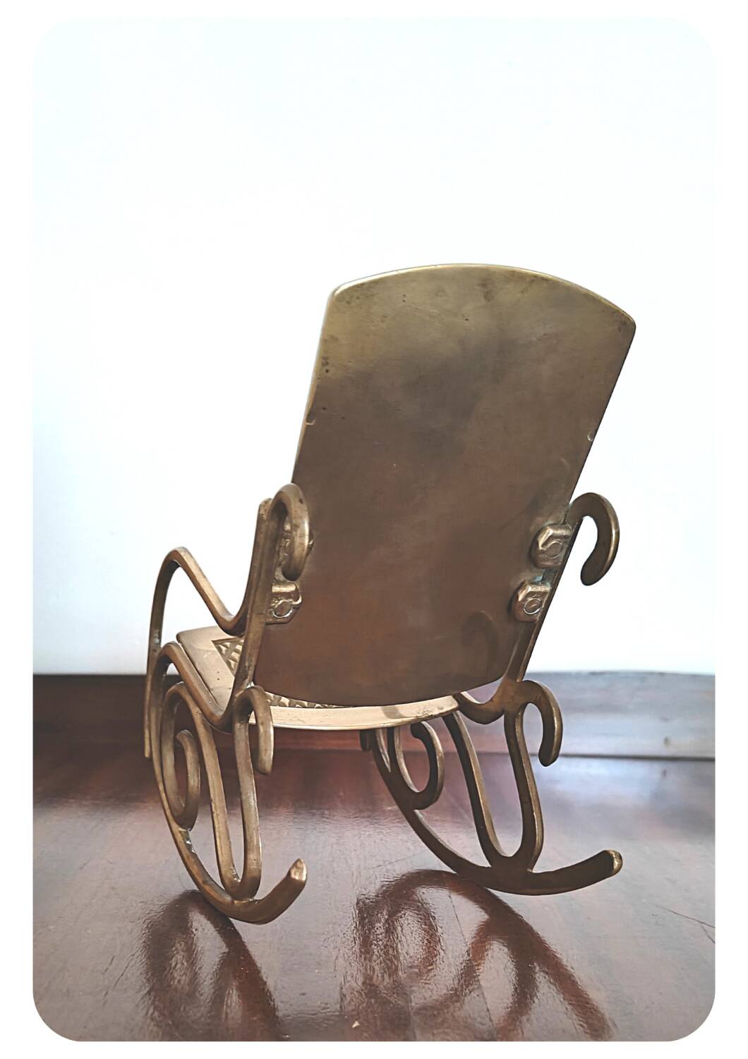 Chaise berçante en laiton vintage - grande miniature