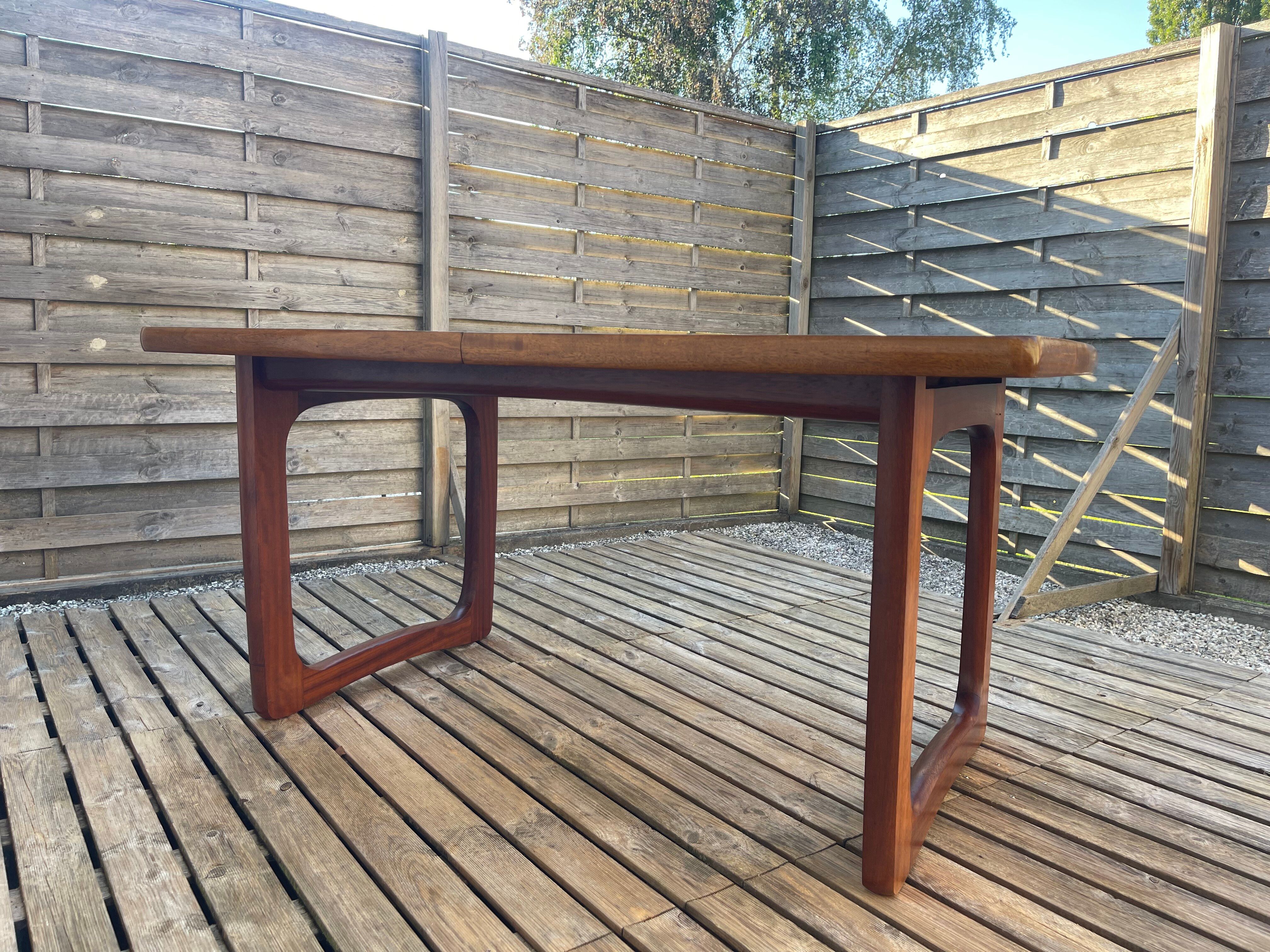 Table extensible en teck, pied traîneau