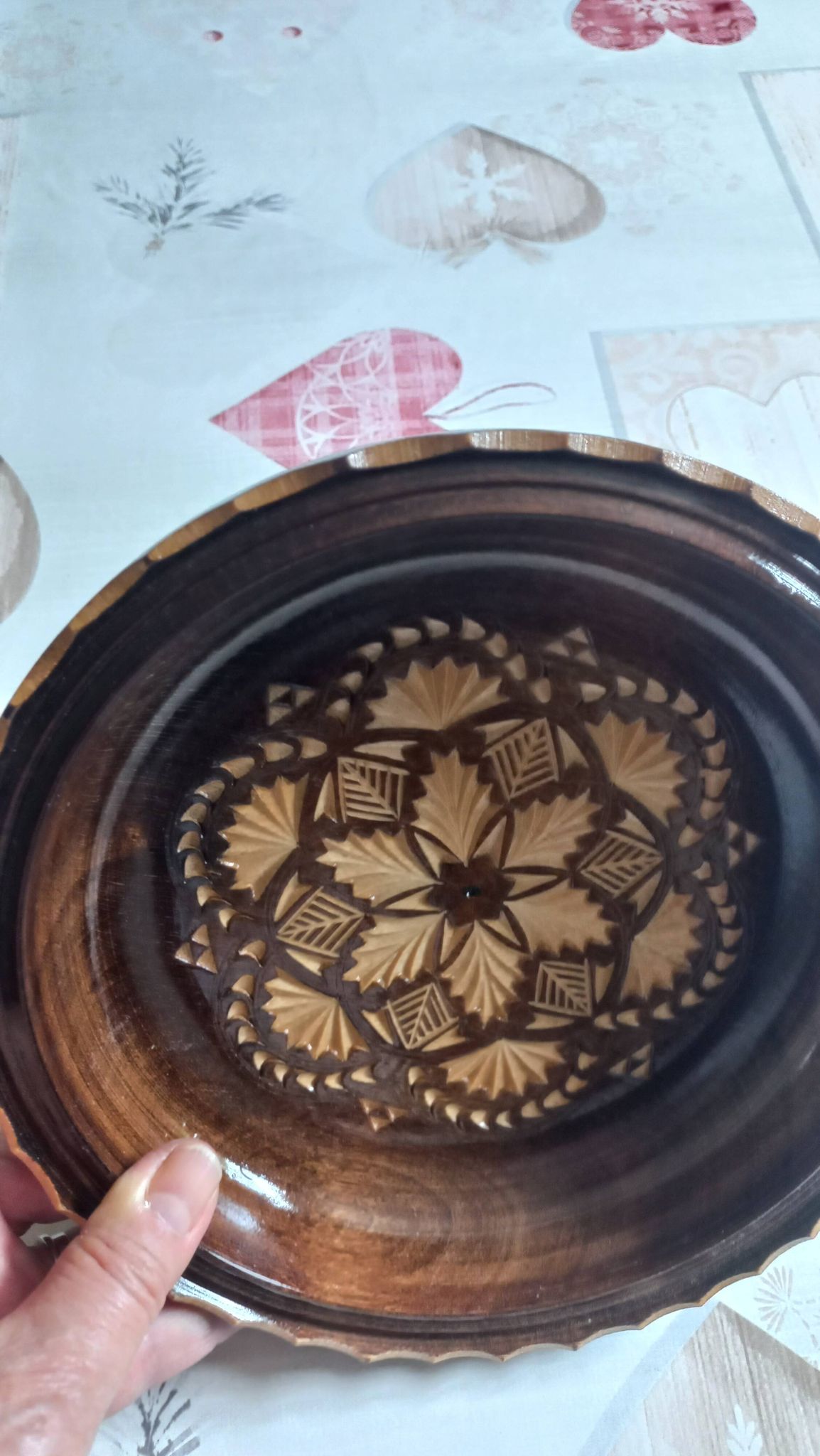 Assiette sculptée en bois