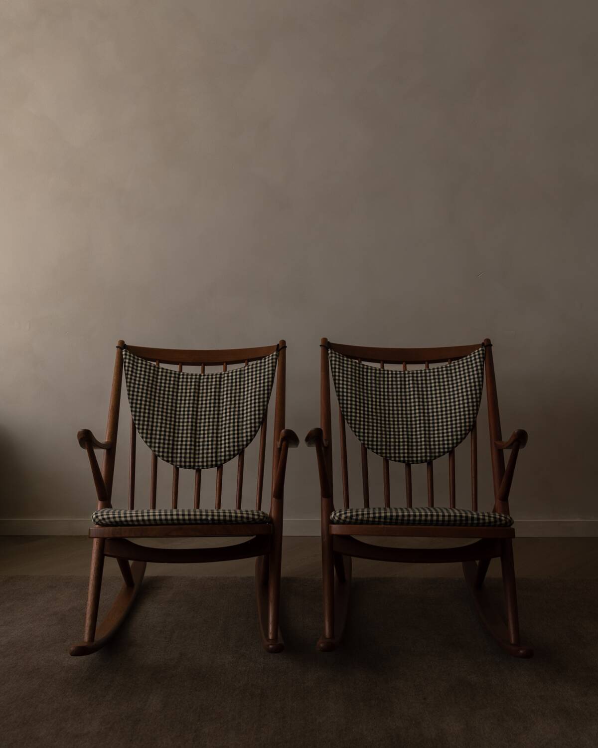 Ensemble de 2 chaises berçantes en teck danois modèle 182 Frank Reenskaug années 1950.