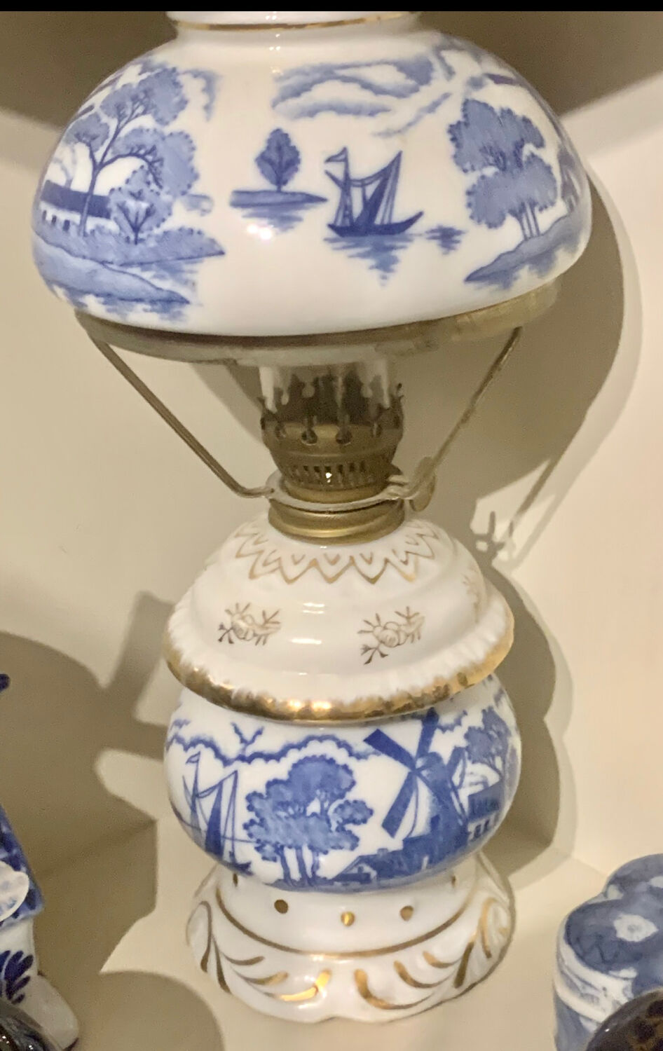 Lampe à pétrole en porcelaine de delphe