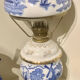 Lampe à pétrole en porcelaine de delphe