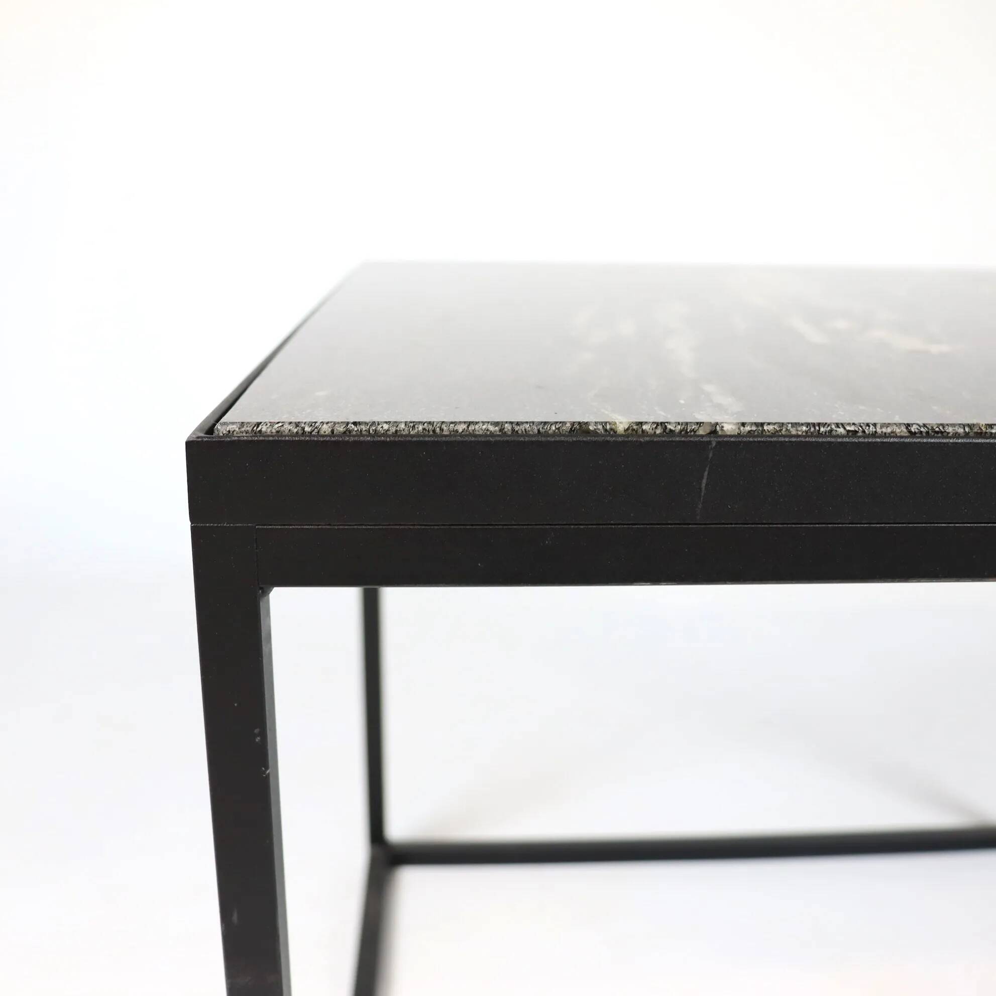 Table basse en pierre et métal