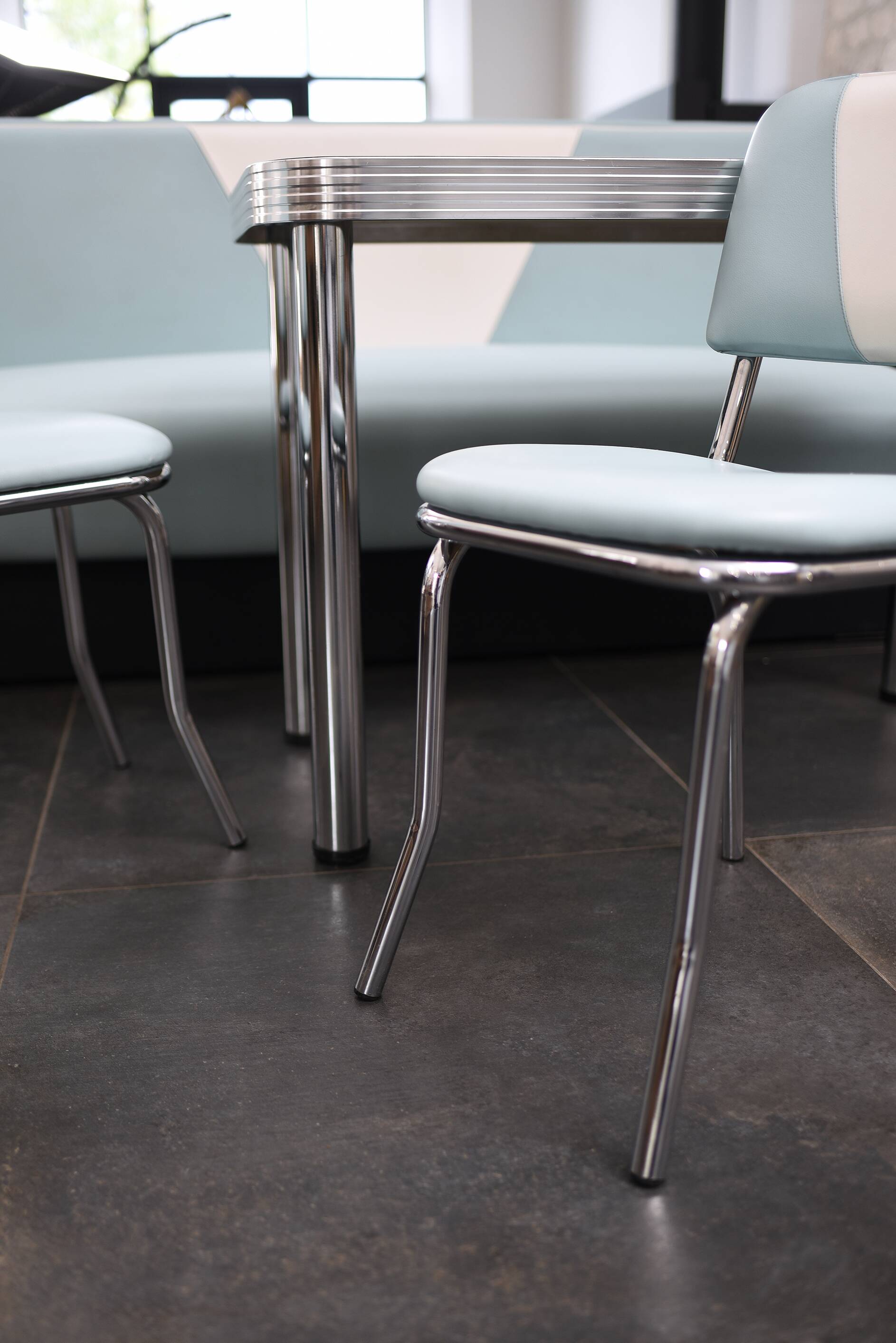 3-seater bench, table and 2 chairs, vintage American dinner style.