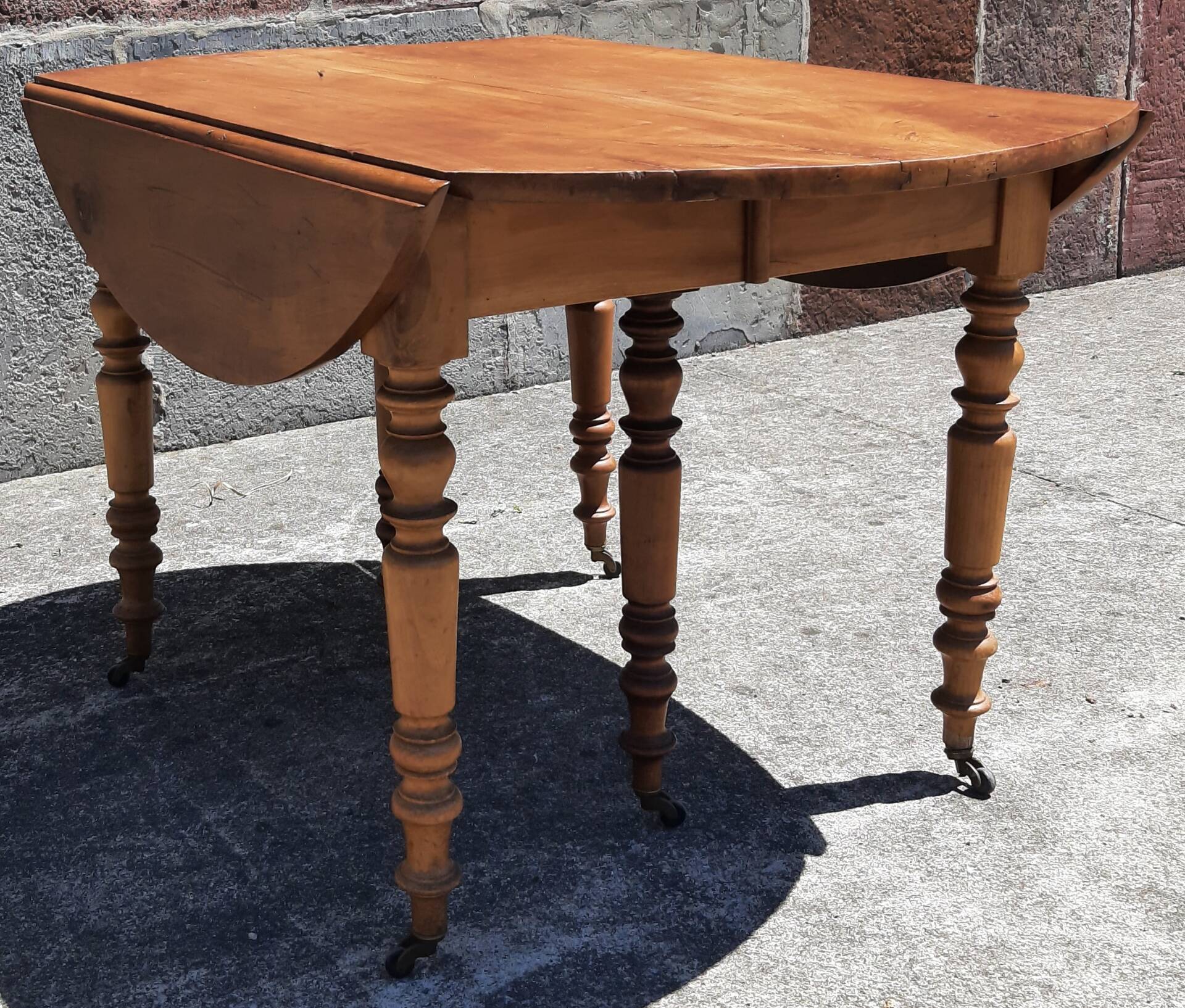 Extendable round table (with extensions and flaps), cherry wood.